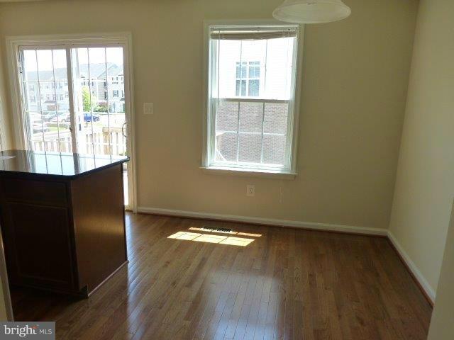 RIVER OAKS-LENNAR CONDOM - Residential