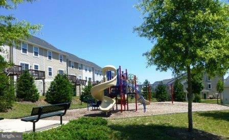 RIVER OAKS-LENNAR CONDOM - Residential