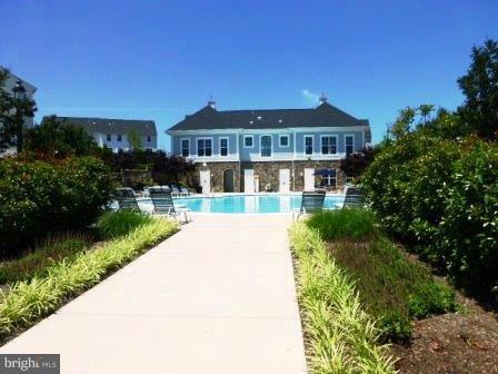 RIVER OAKS-LENNAR CONDOM - Residential