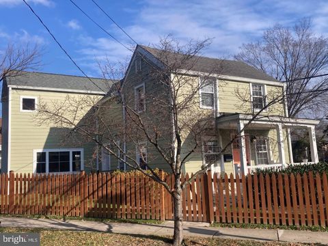 109 N BROOKSIDE DRIVE ARLINGTON VA 22201