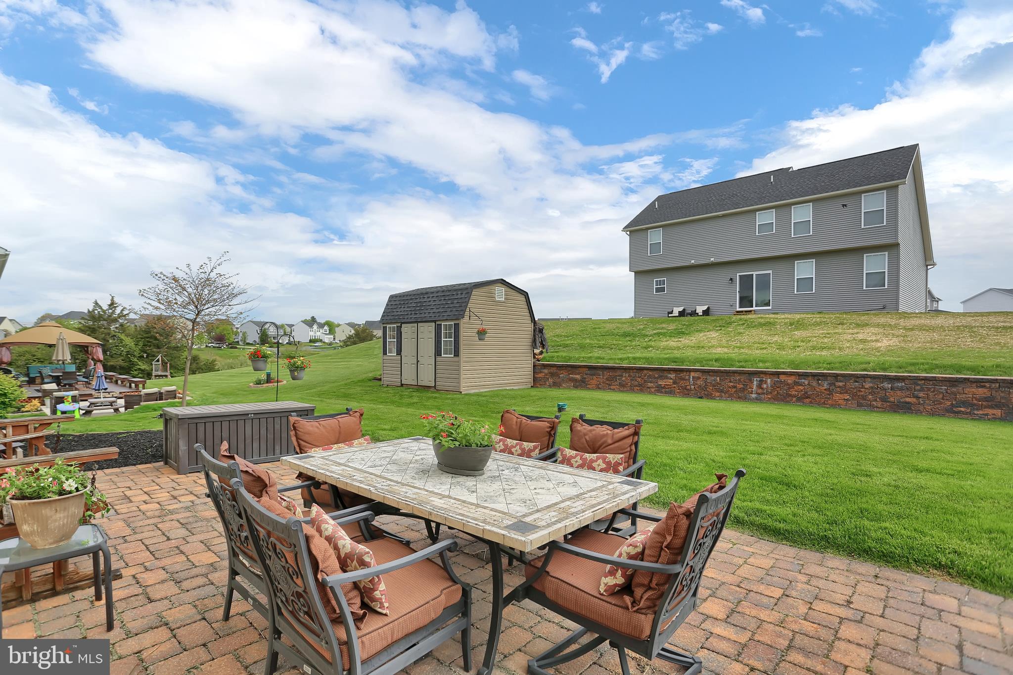 ROLLING HILLS - Residential