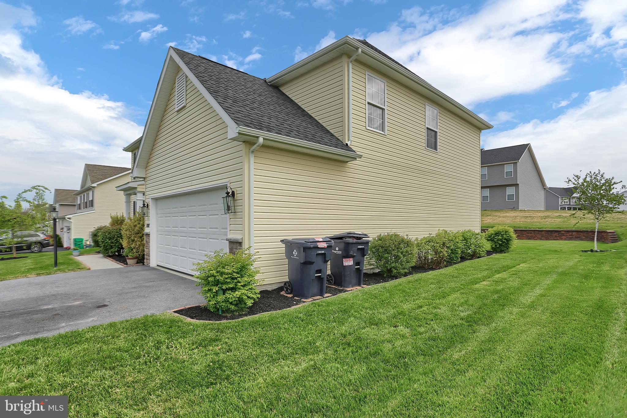 ROLLING HILLS - Residential
