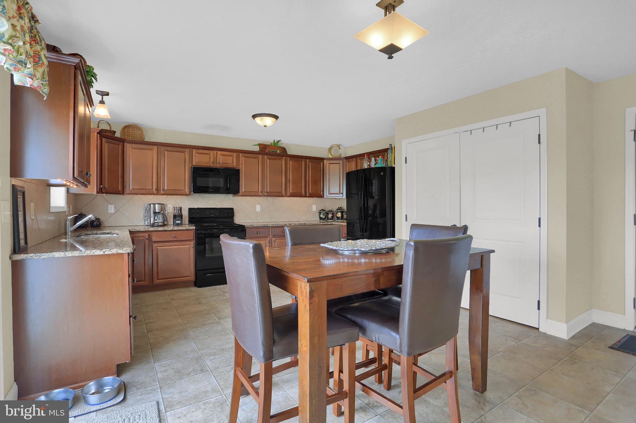 ROLLING HILLS - Residential