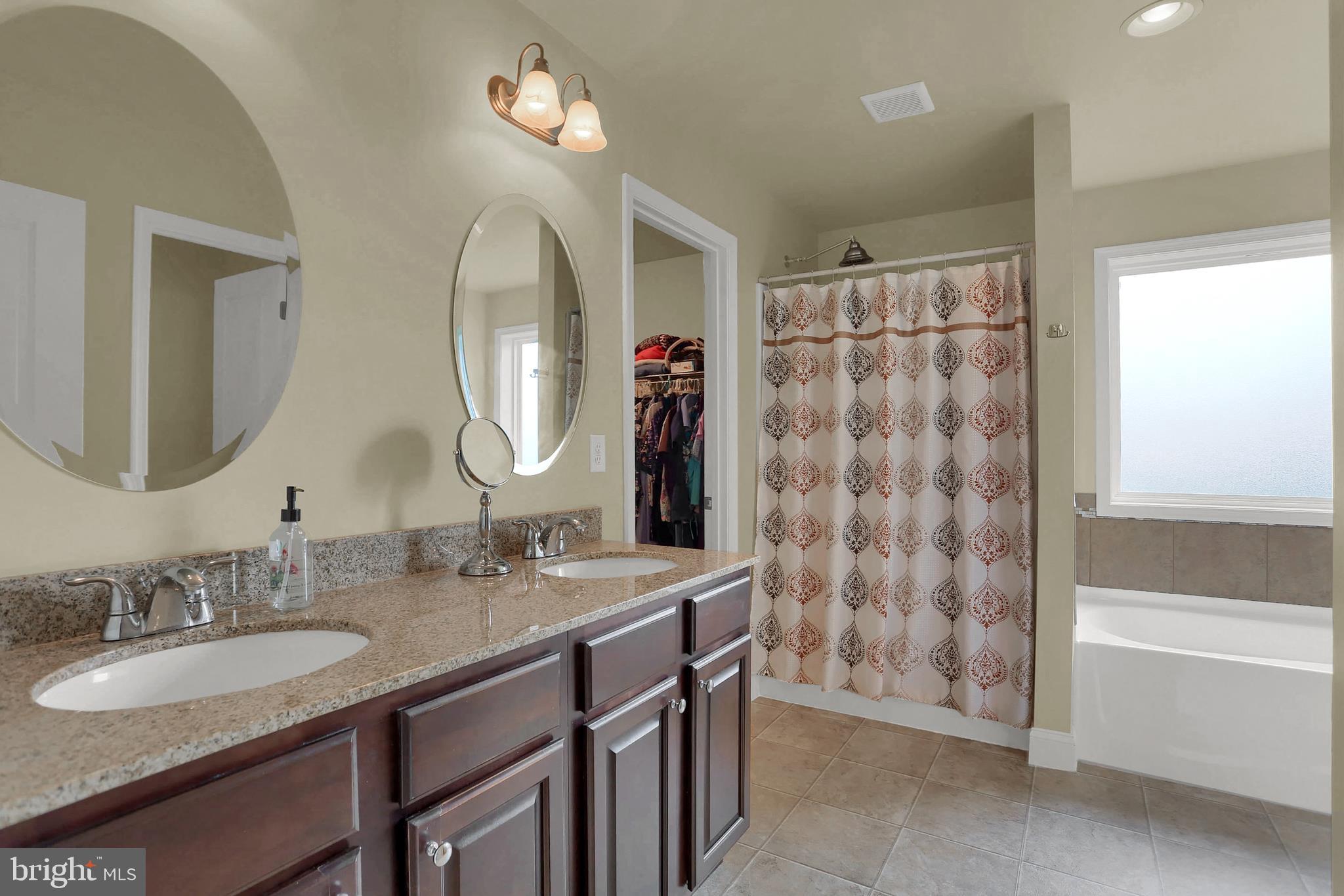 ROLLING HILLS - Residential