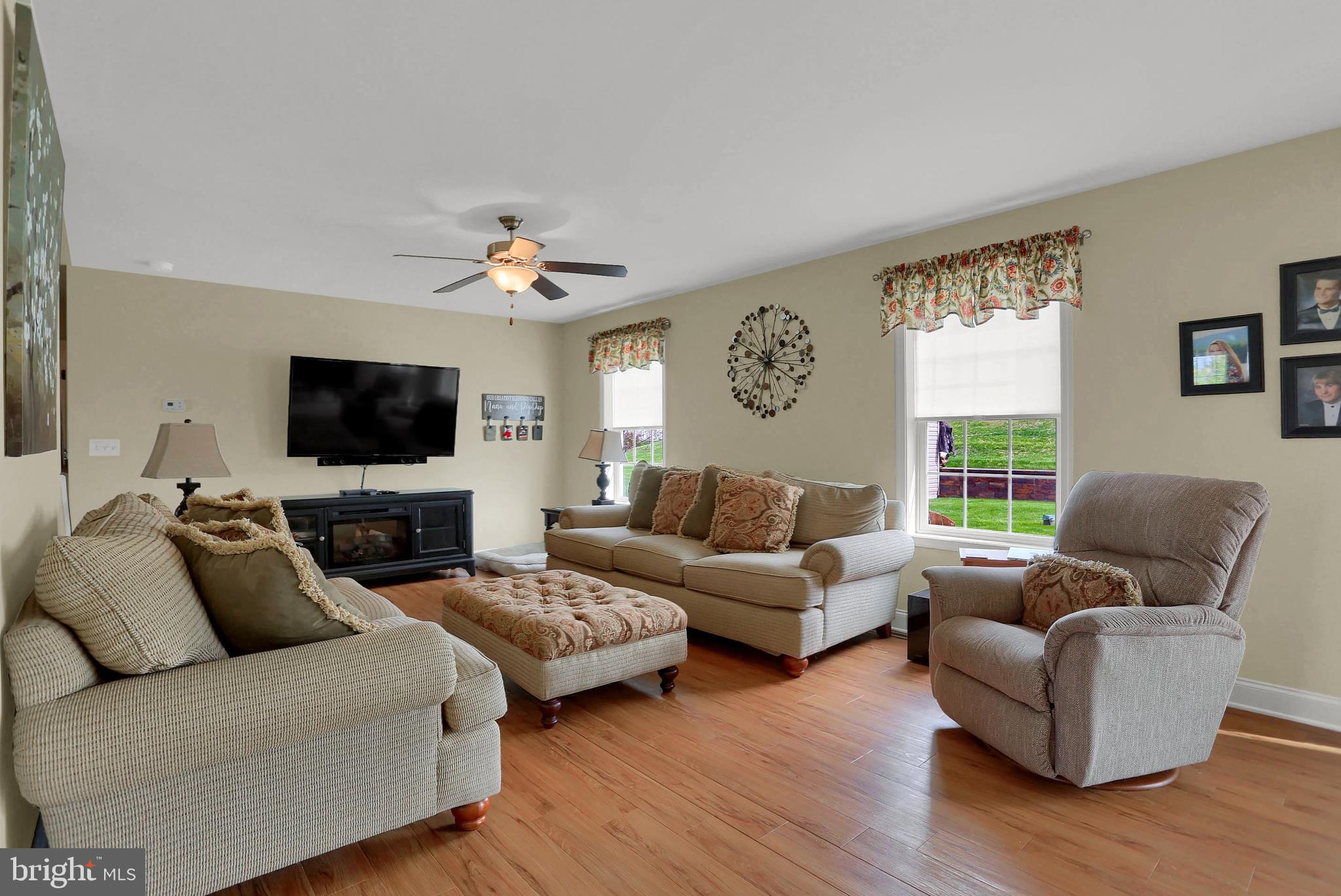 ROLLING HILLS - Residential