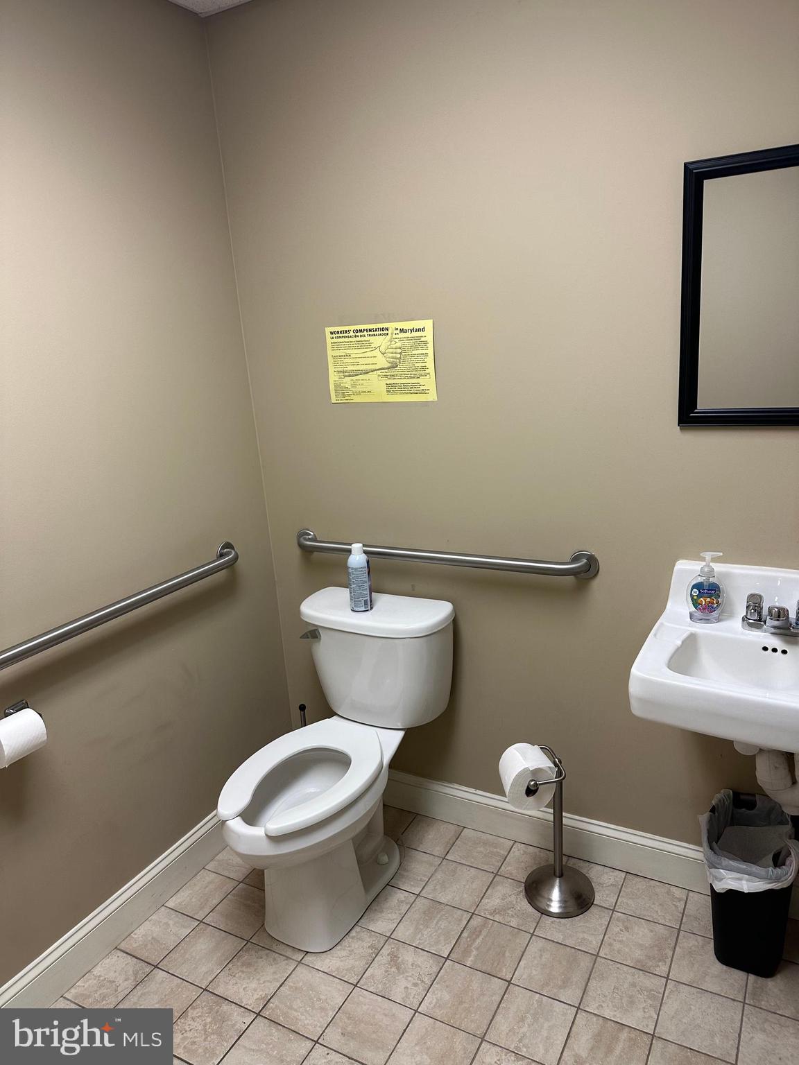 Main image without alt text