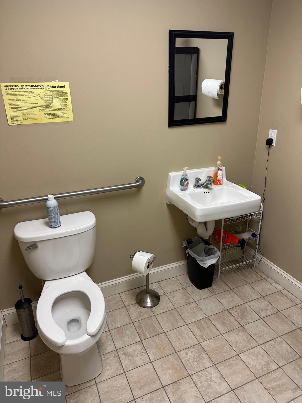 Main image without alt text