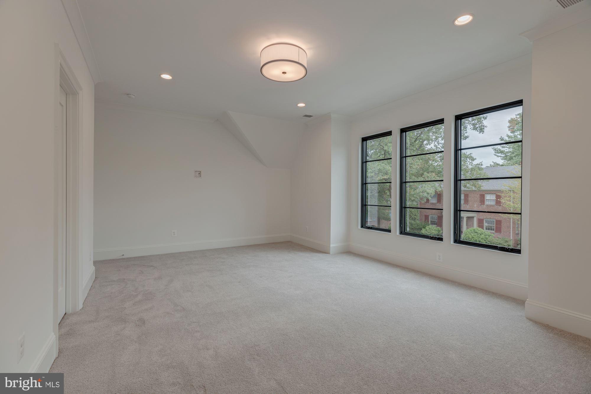 LYON VILLAGE - Residential