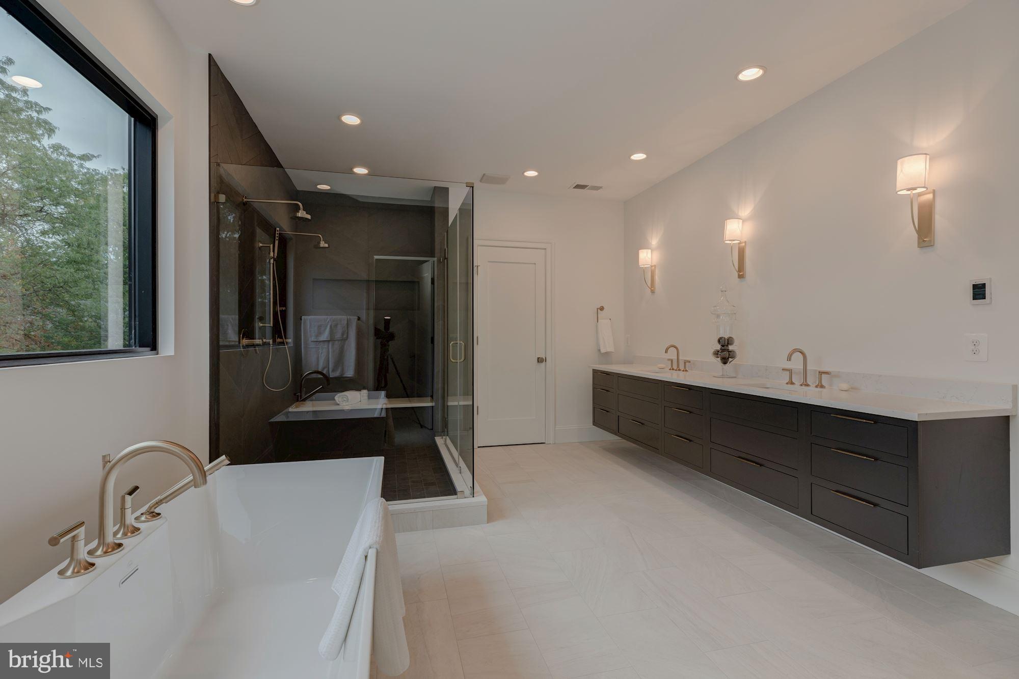 LYON VILLAGE - Residential