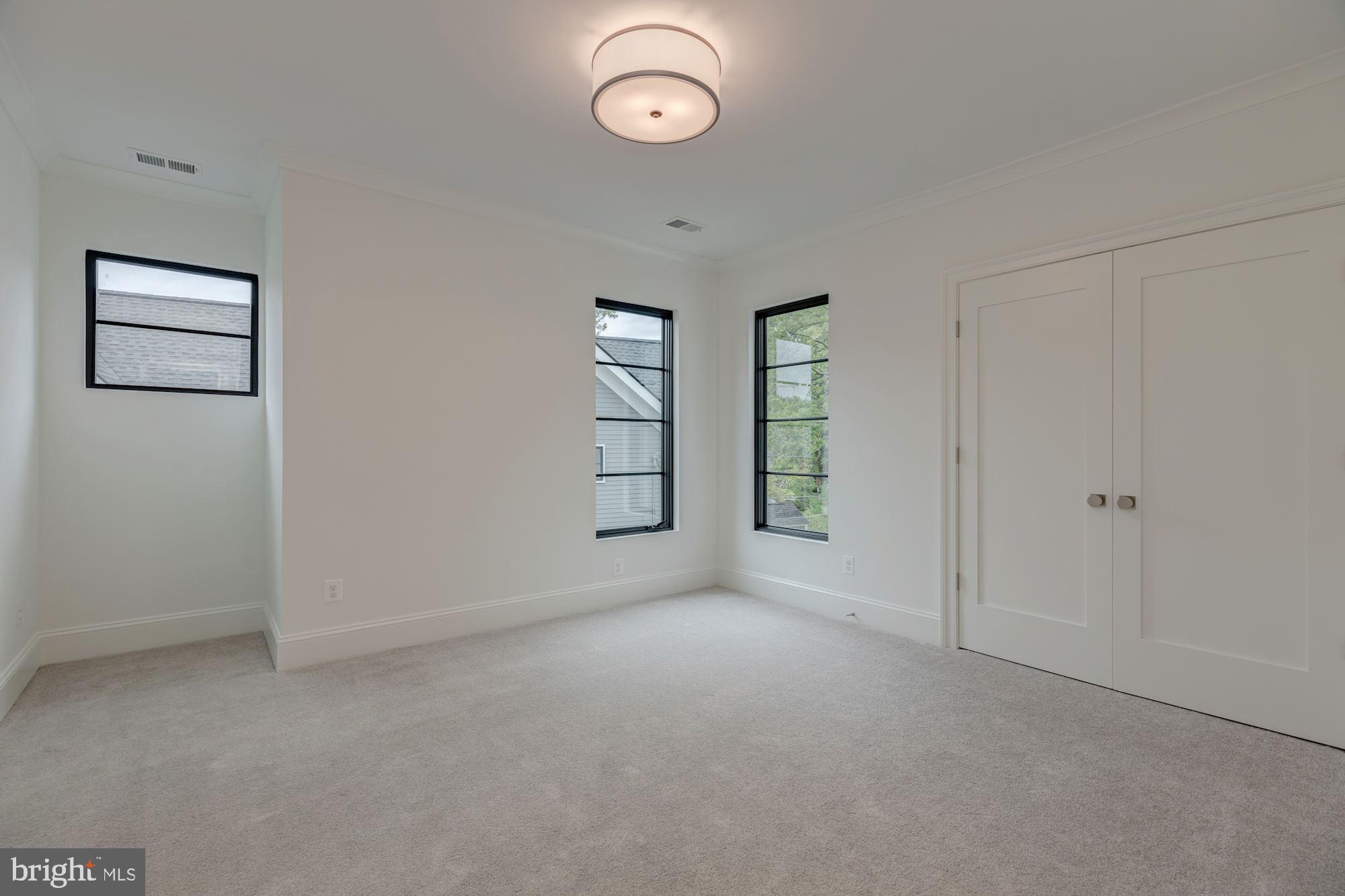 LYON VILLAGE - Residential