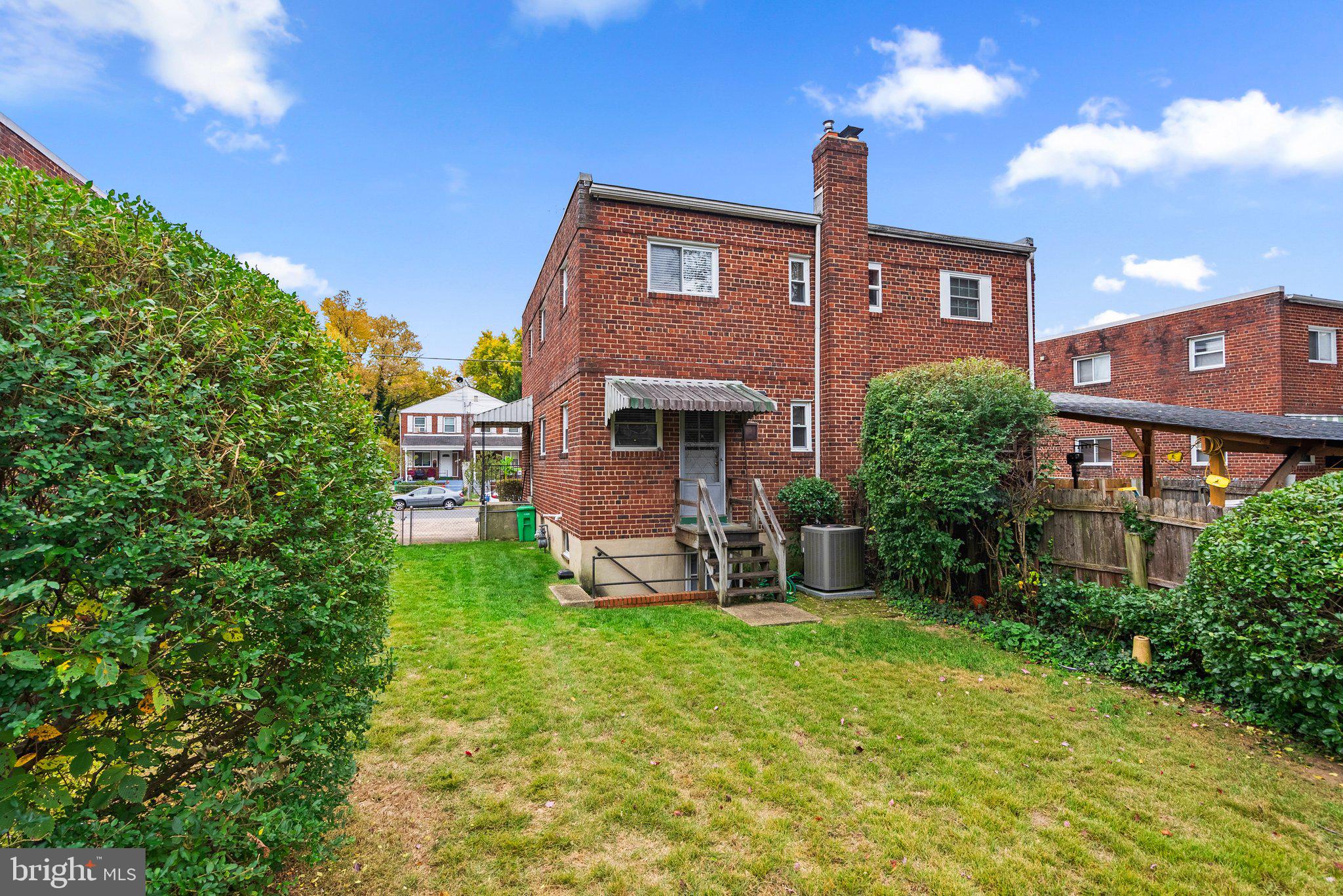 LYONS MANOR - Residential