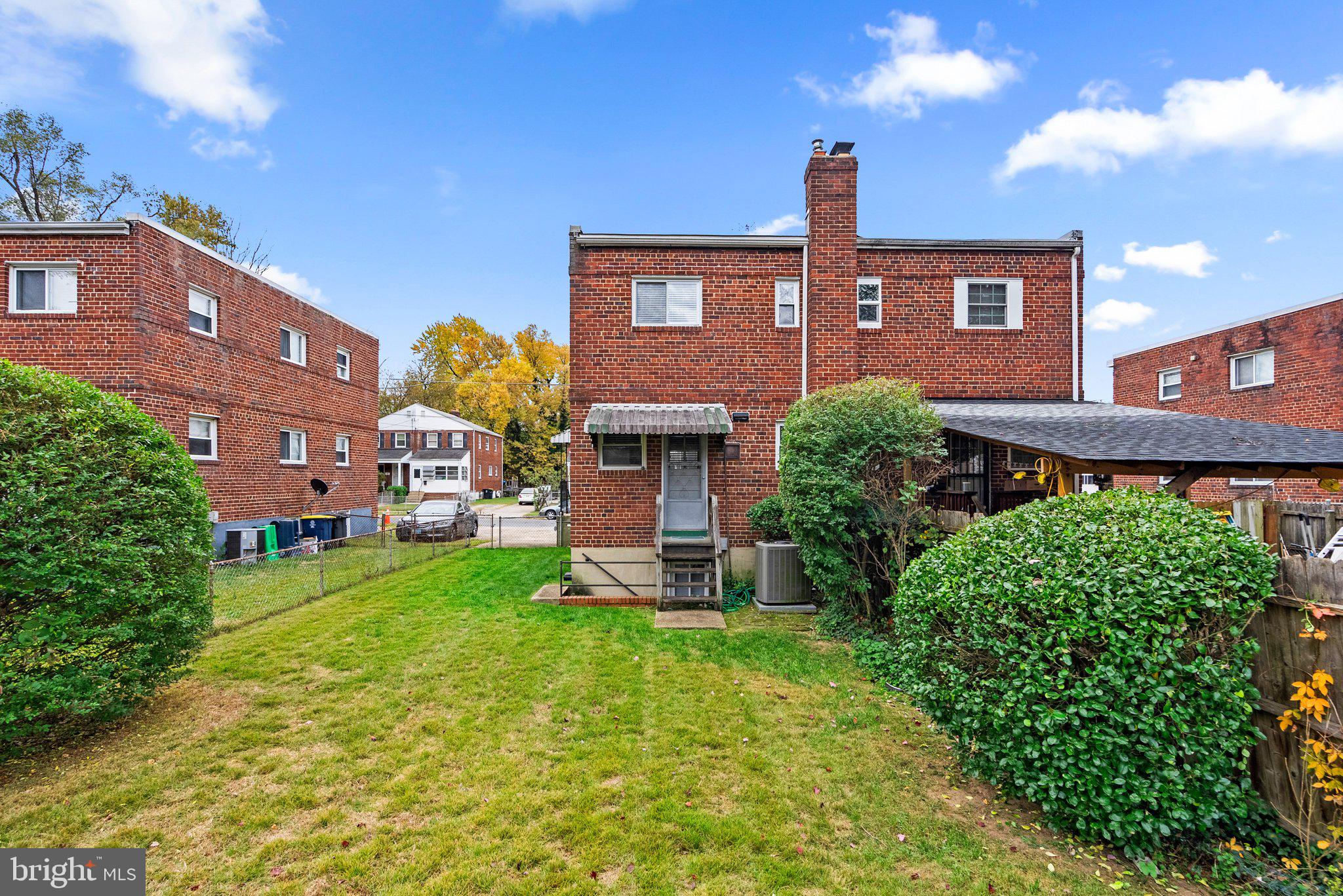 LYONS MANOR - Residential