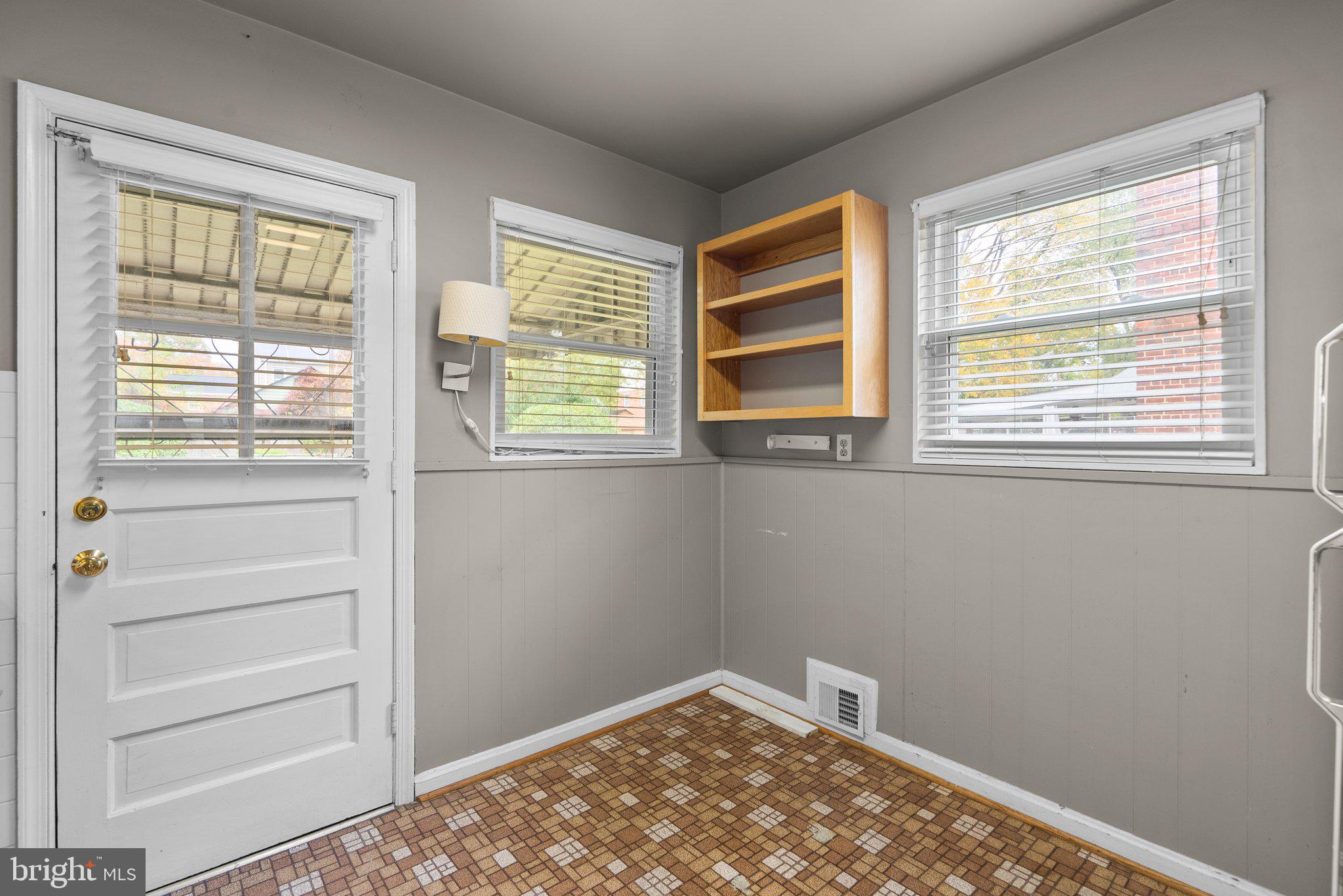 LYONS MANOR - Residential