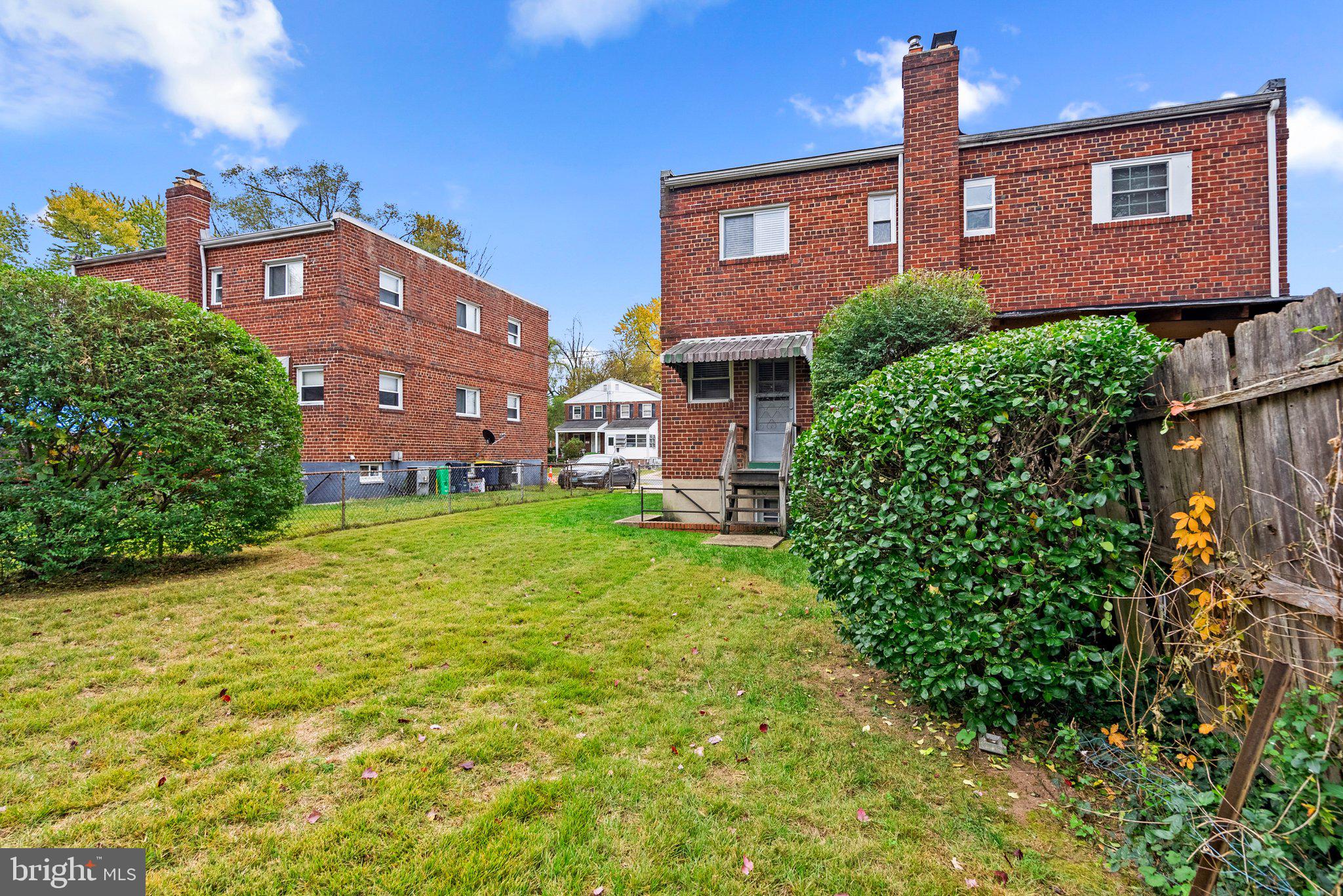 LYONS MANOR - Residential