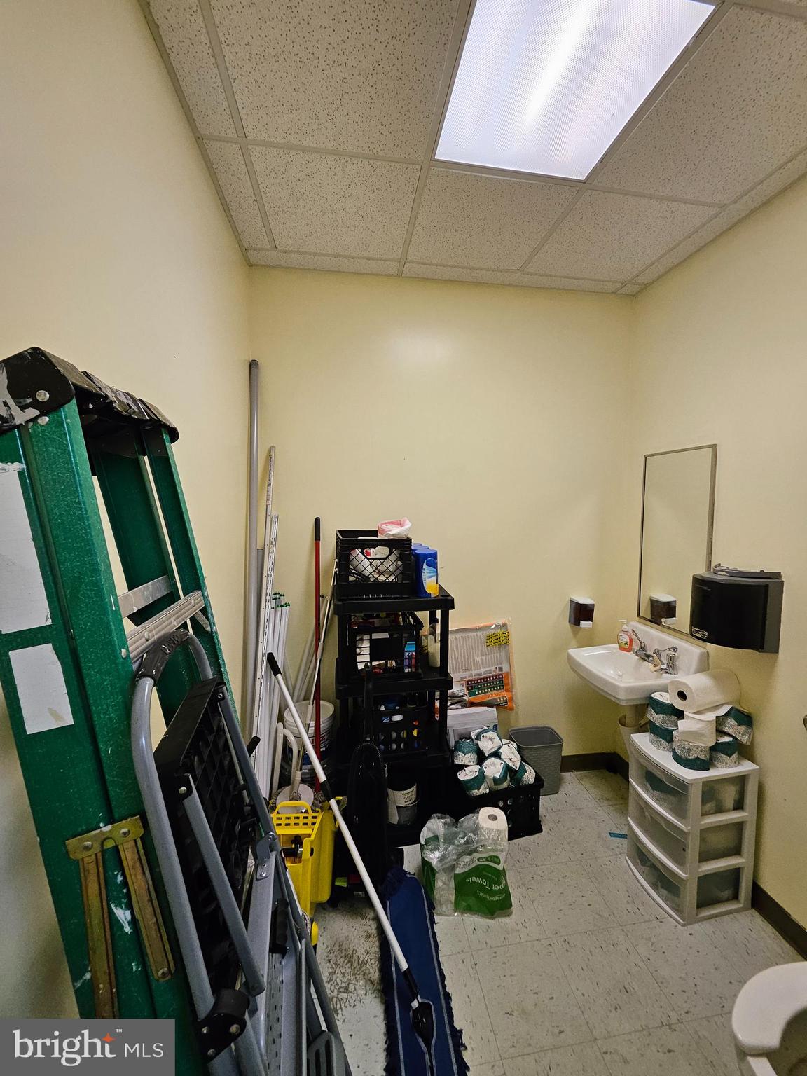 WARRENTON INDUSTRIAL PARK - Commercial Lease