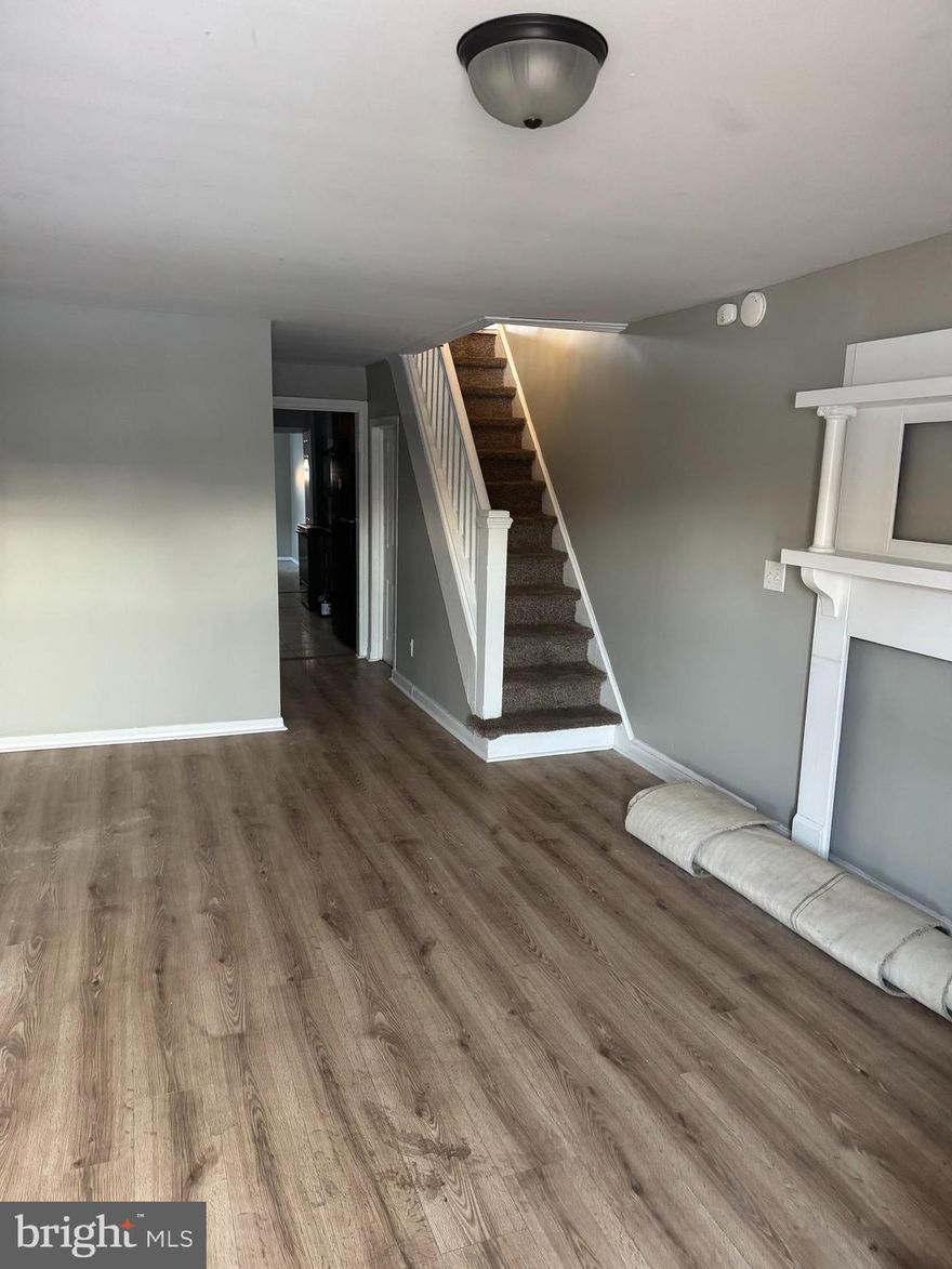 House is ready to live or to rent. 4 Bedroom, Private parking! a must see!