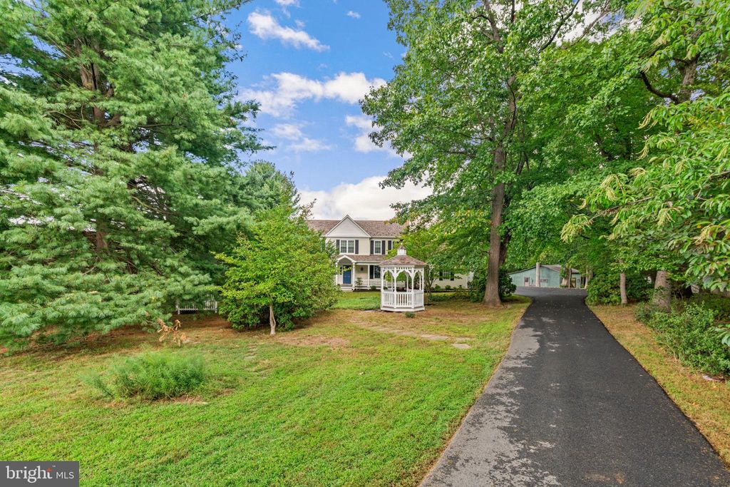 Photo of 7201 Barcellona Drive, GAITHERSBURG, MD 20879 (MLS # MDMC2230418)