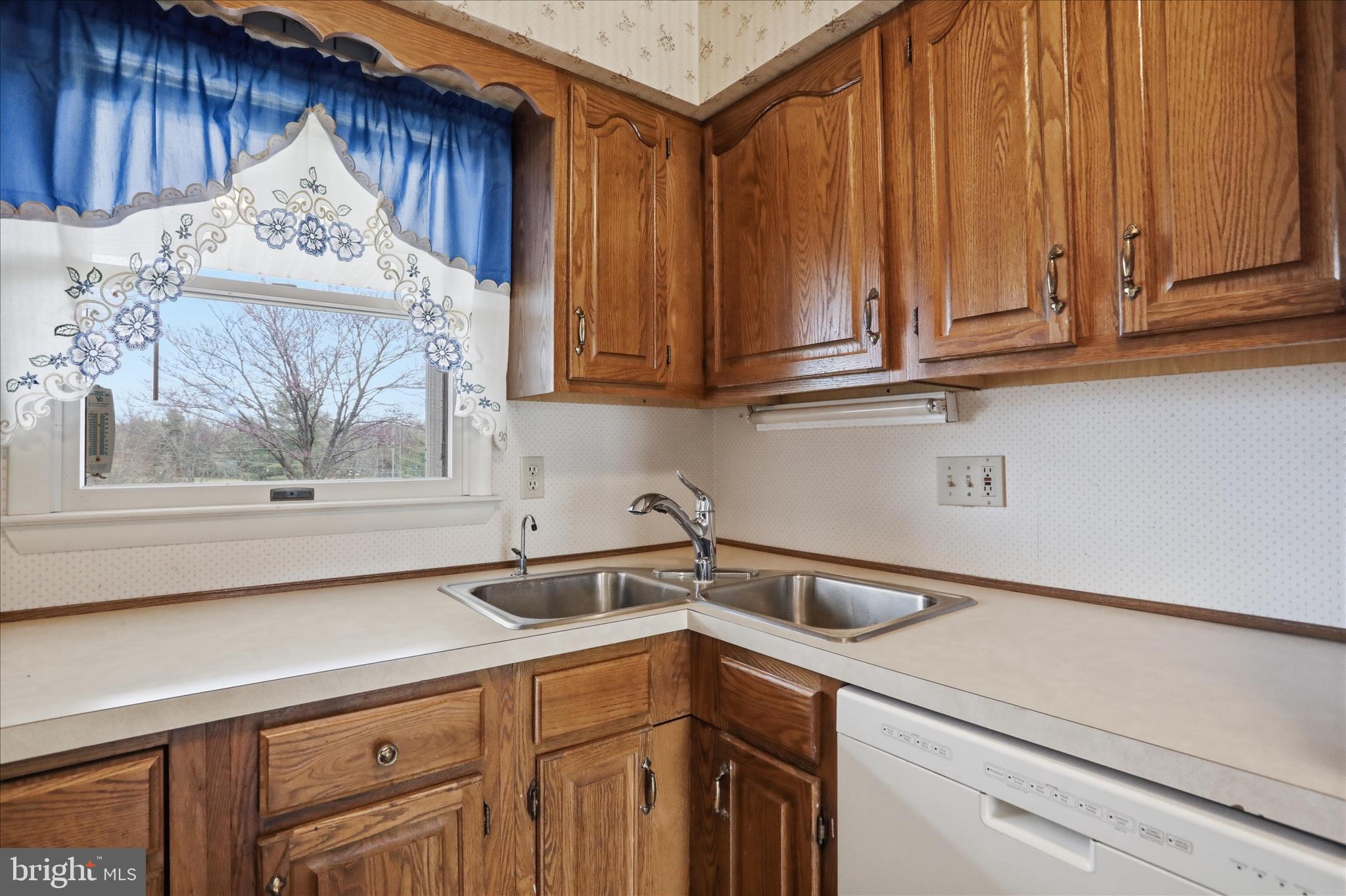 WHYTE HALL MANOR - Residential