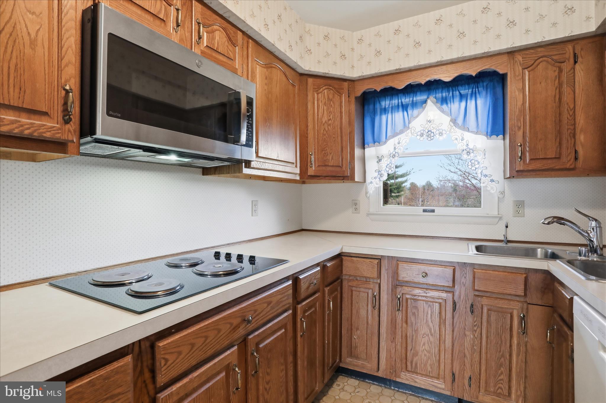 WHYTE HALL MANOR - Residential