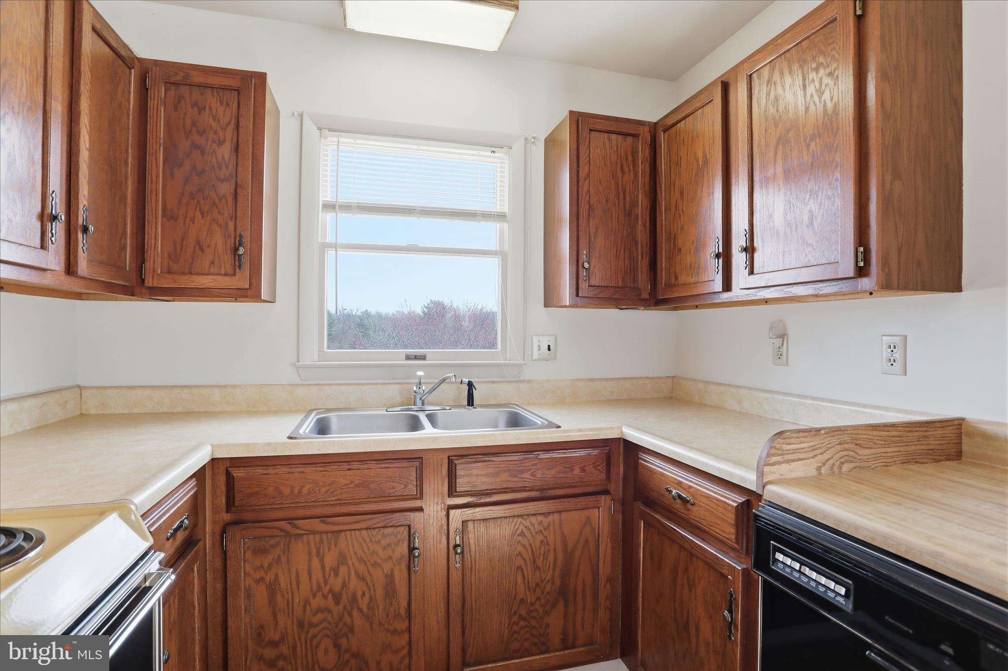 WHYTE HALL MANOR - Residential