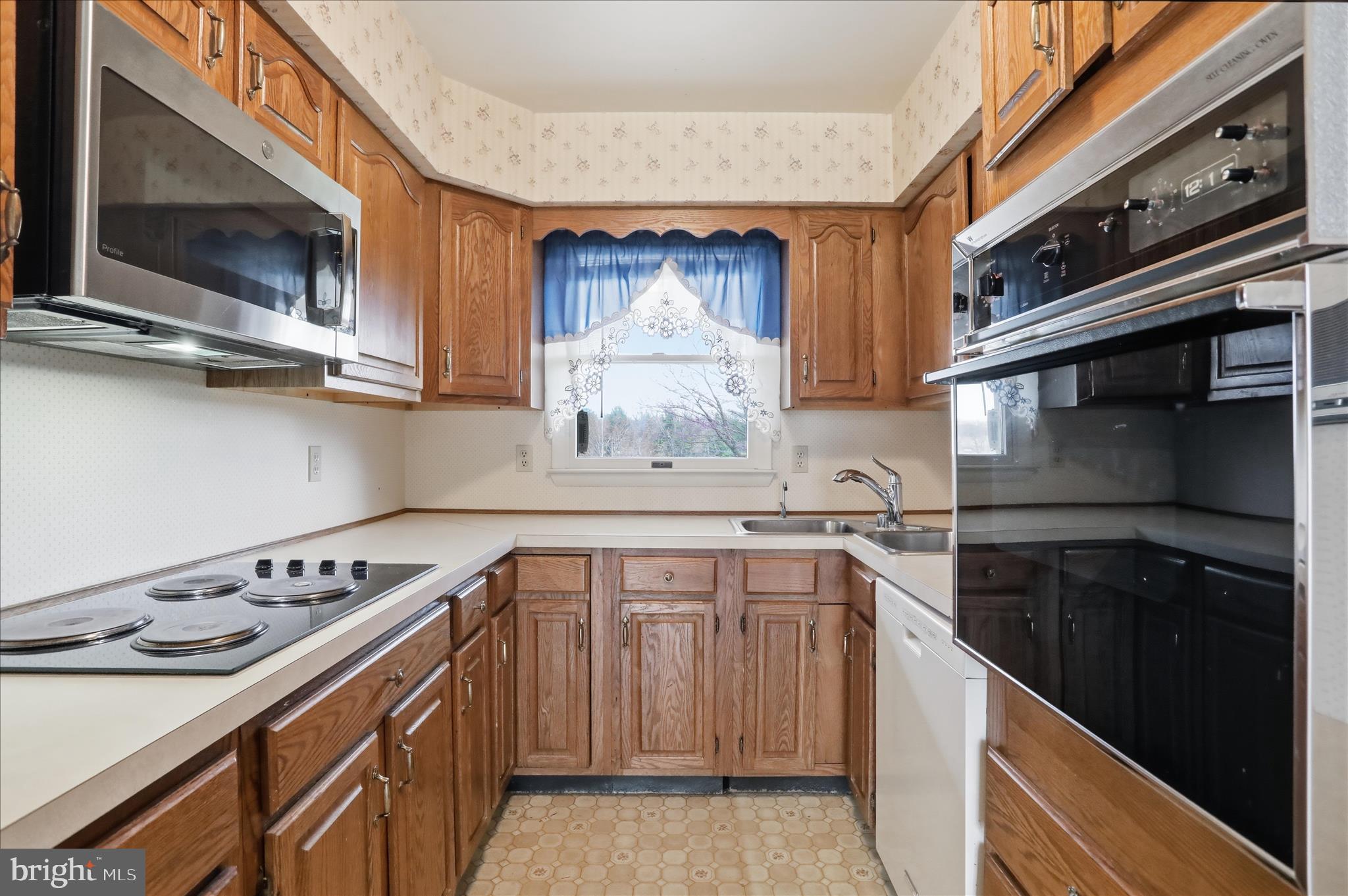 WHYTE HALL MANOR - Residential