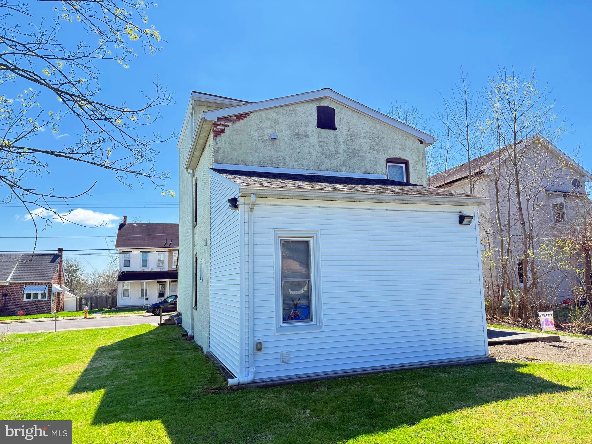 Main image without alt text