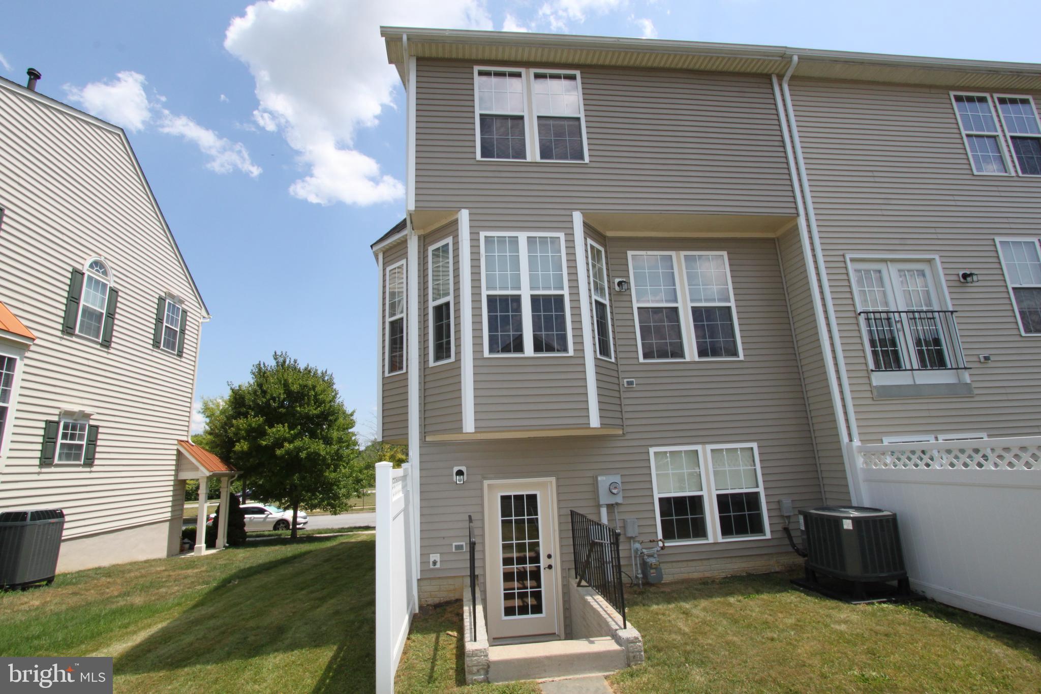 HUNTFIELD - Residential Lease