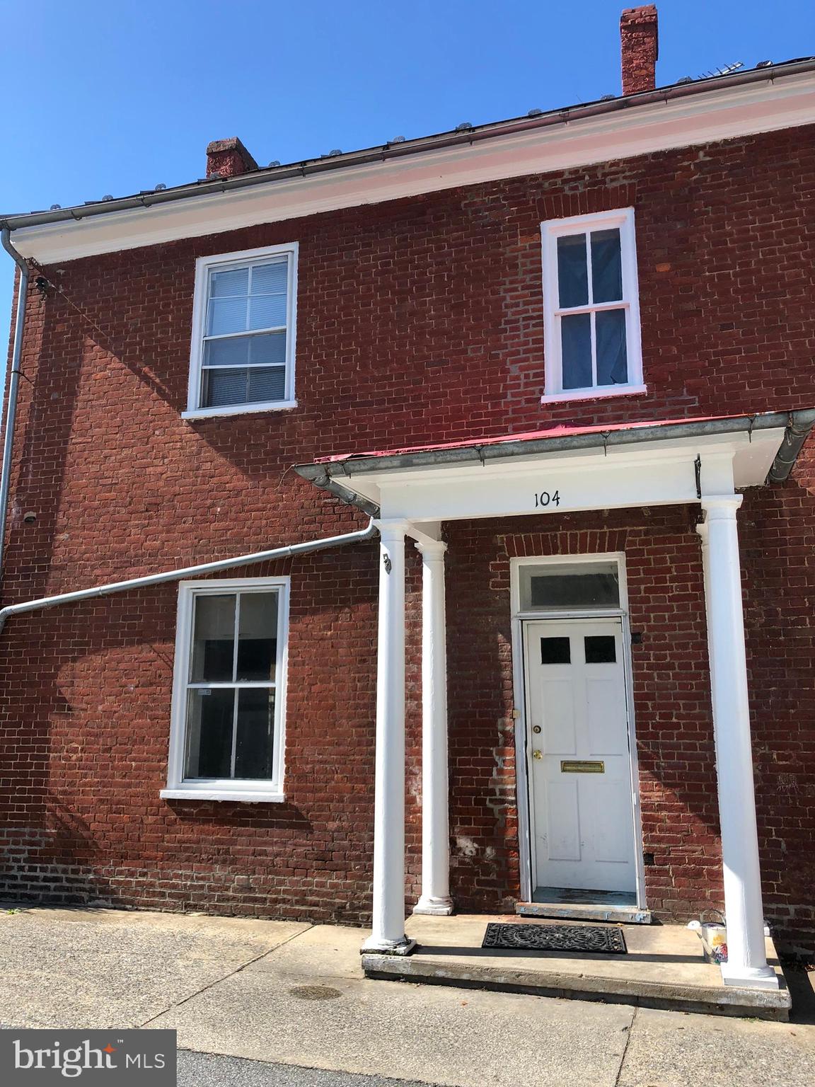 Main image without alt text