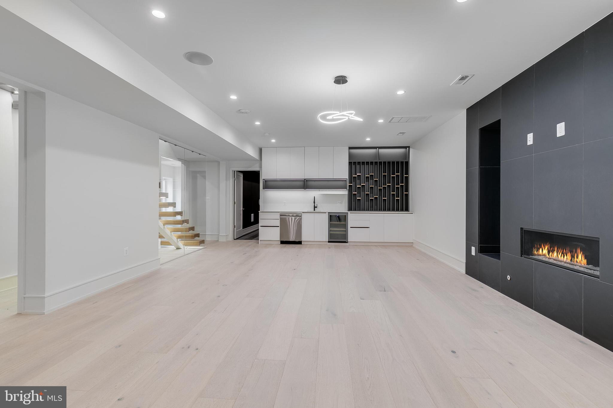 WOODSIDE ESTATES - Residential