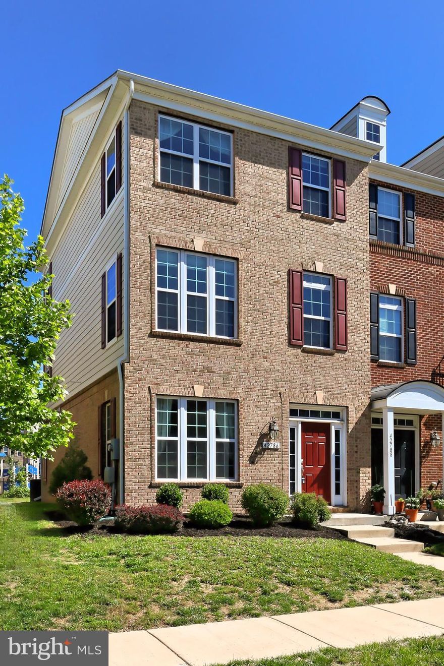 Enjoy blue skies on top of Goose Creek Ridge!  RARE End Unit Townhome with NEW Stainmaster Carpet, Hardwood Floors, Paint, Kitchen Island, Gas Cooktop, Upgraded Lighting, Ceiling Fans & Molding, Owners Spa Bath with Dual Vanities & Seated Shower. Convenient Deck Gas Grill piping. 1 Mile to Greenway & Commuter Lot. Ample Visitor parking. Amenity rich community & shopping  ONLY15% are END UNITS!
