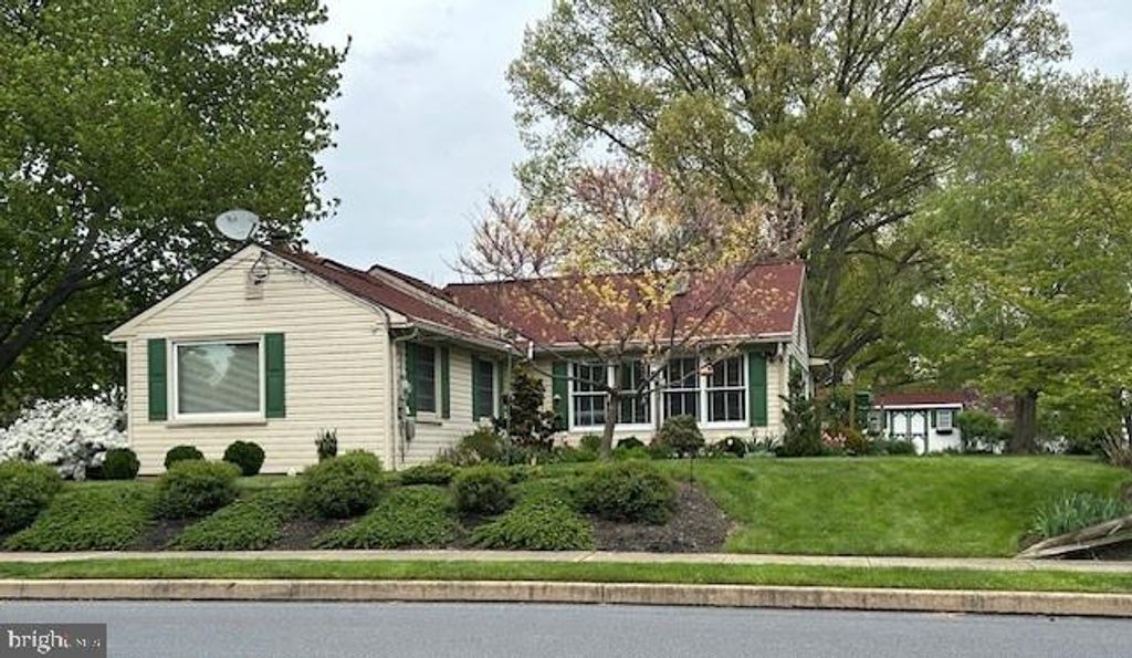 Photo of 102 E Third Avenue, LITITZ, PA 17543 (MLS # PALA2087260)