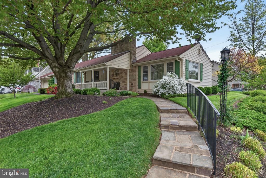 Photo of 102 E Third Avenue, LITITZ, PA 17543 (MLS # PALA2087260)