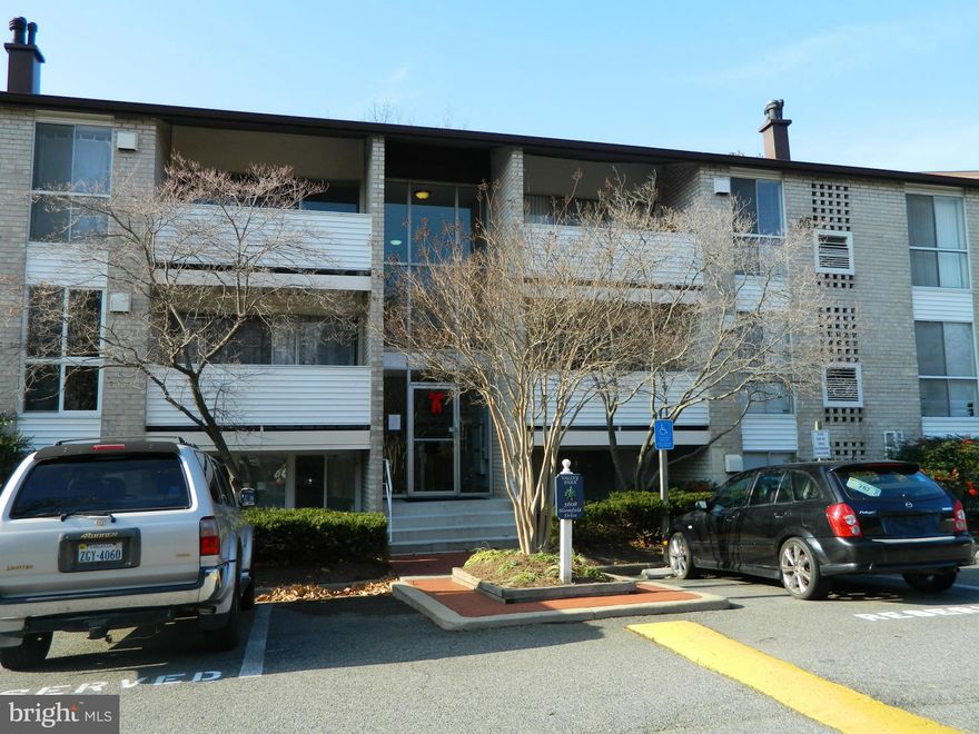 COMMUTER'S DELIGHT!! * EASY ACCESS TO 395/95, METRO, NEW MARK CENTER or PENTAGON etc * BEAUTIFULLY RENOVATED FROM WINDOWS TO FLOORS * GORGEOUS NEW KITCHEN with STAINLESS APPLIANCES & GRANITE COUNTERS * NEW BATHROOM * FRESHLY PAINTED * NEW CARPET  * SORRY, NO PETS & NO SMOKERS * GOOD CREDIT REQUIRED * ABSOLUTELY TOP NOTCH VACANT and READY FOR YOU!!