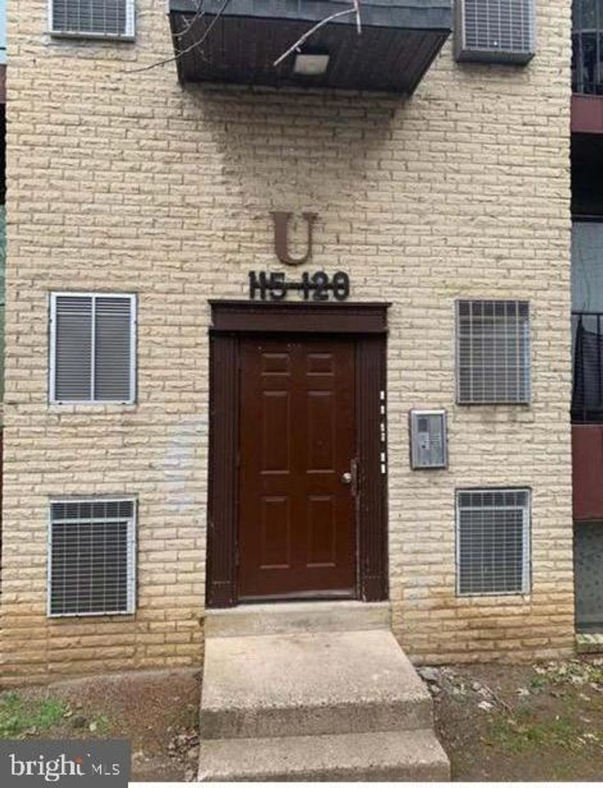 WHY RENT WHEN YOU CAN OWN THIS 2ND FLOOR CONDO AT BENTLEY SQUARE? THIS GATED COMMUNITY  OFFERS A SWIMMING POOL. THIS UNIT HAS UPDATED WINDOWS, A NEWER BATHROOM, AND UPDATED CARPETING IN SOME ROOMS, LIVING ROOM, DINING AREA, AND BALCONY THE PROPERTY IS  BEING SOLD IN "AS IS" CONDITION. 
PET RESTRICTIONS: ONE DOG UNDER 20LBS OR TWO CATS