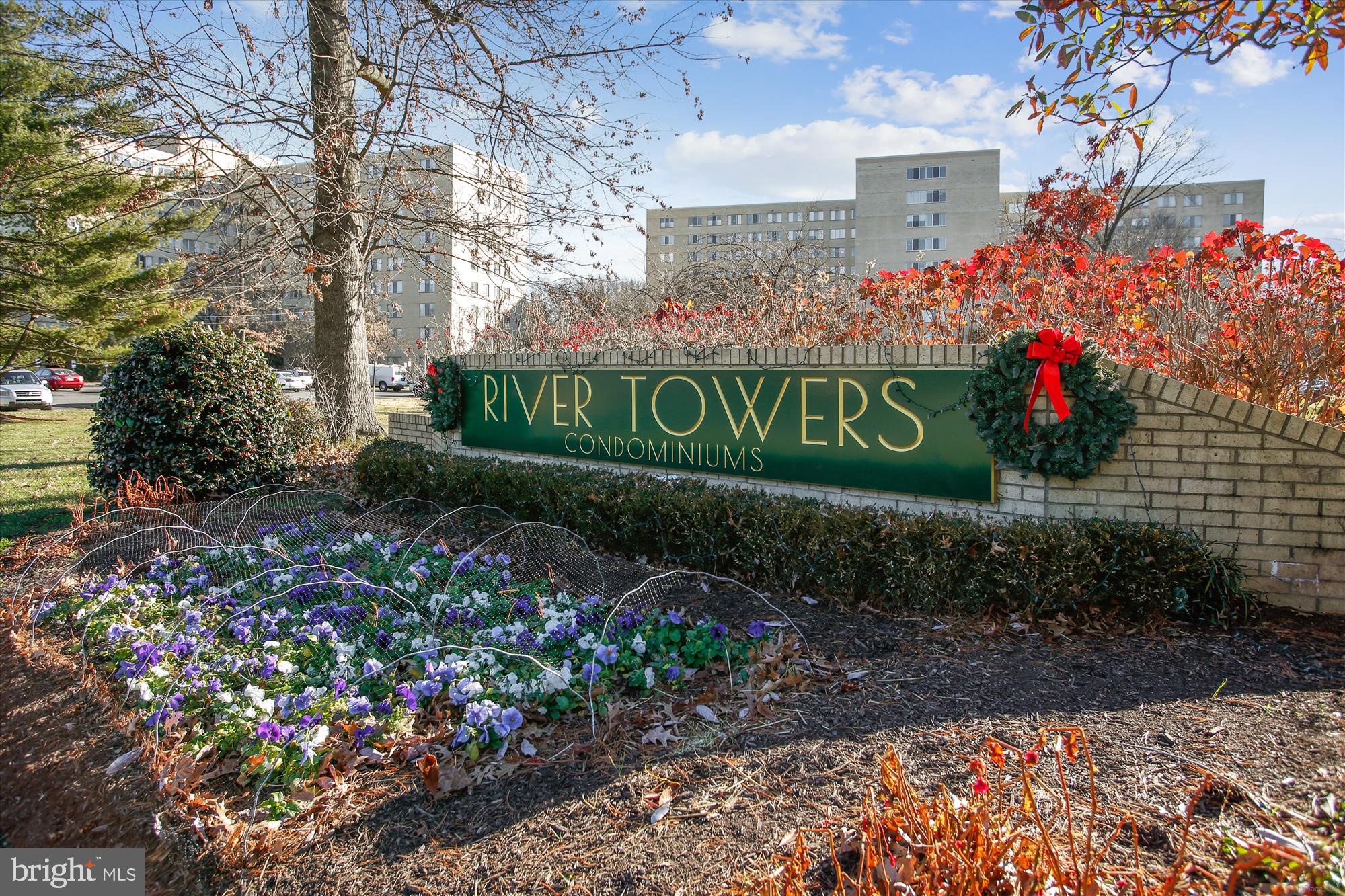 RIVER TOWERS - Residential Lease