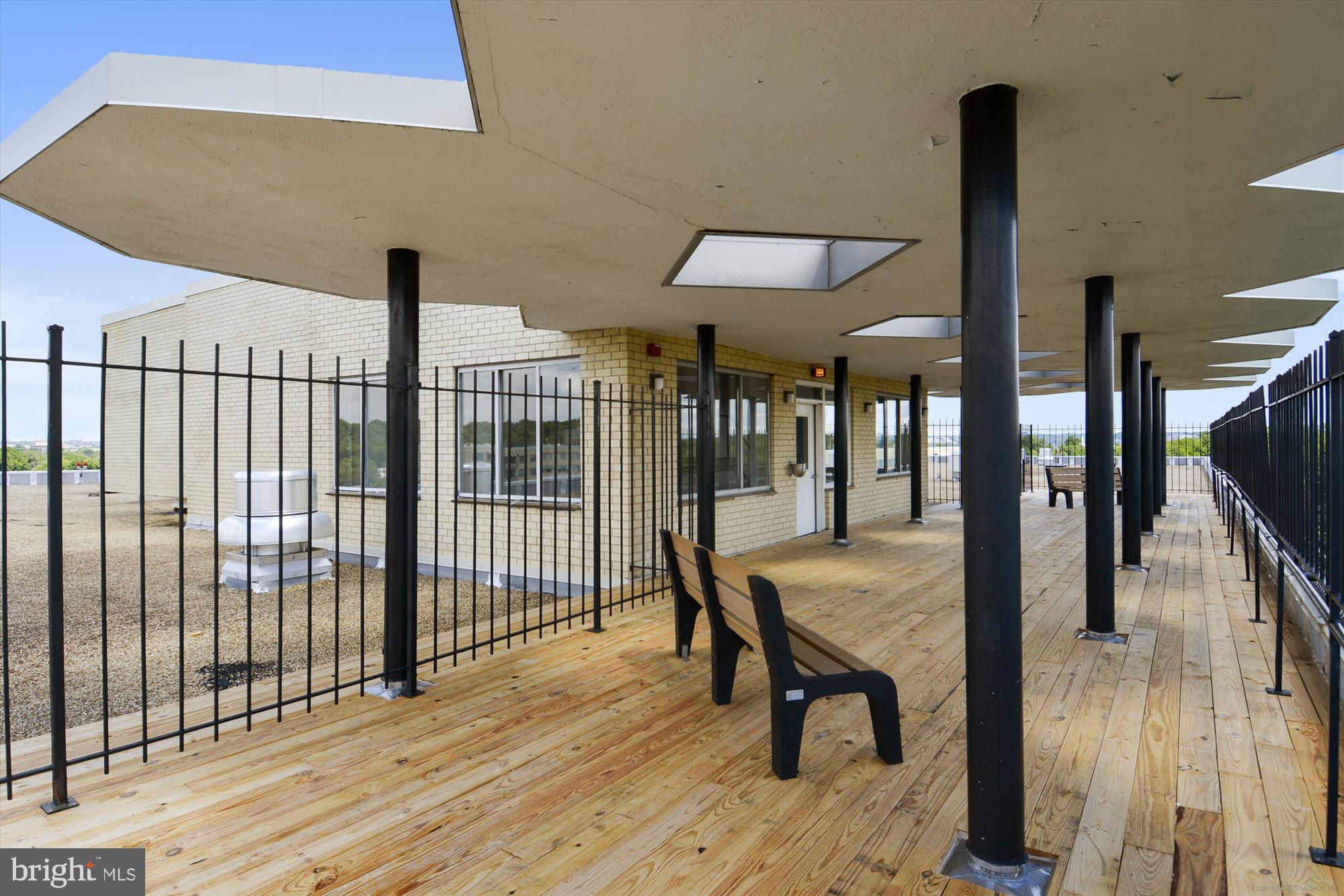 RIVER TOWERS - Residential Lease