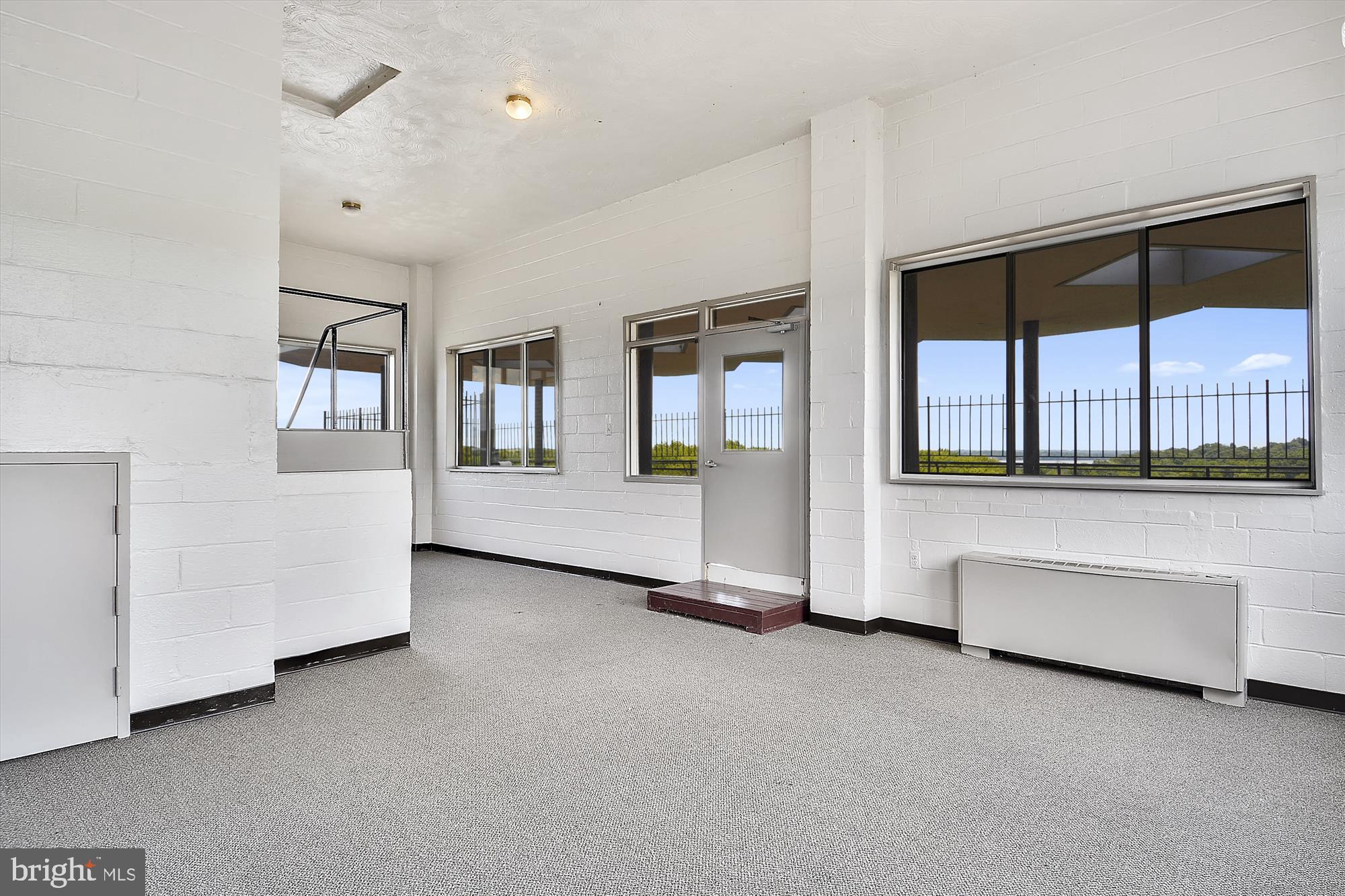 RIVER TOWERS - Residential Lease