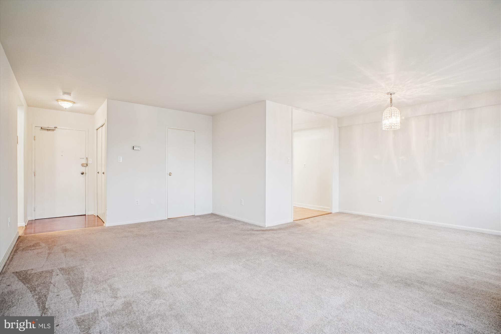 RIVER TOWERS - Residential Lease