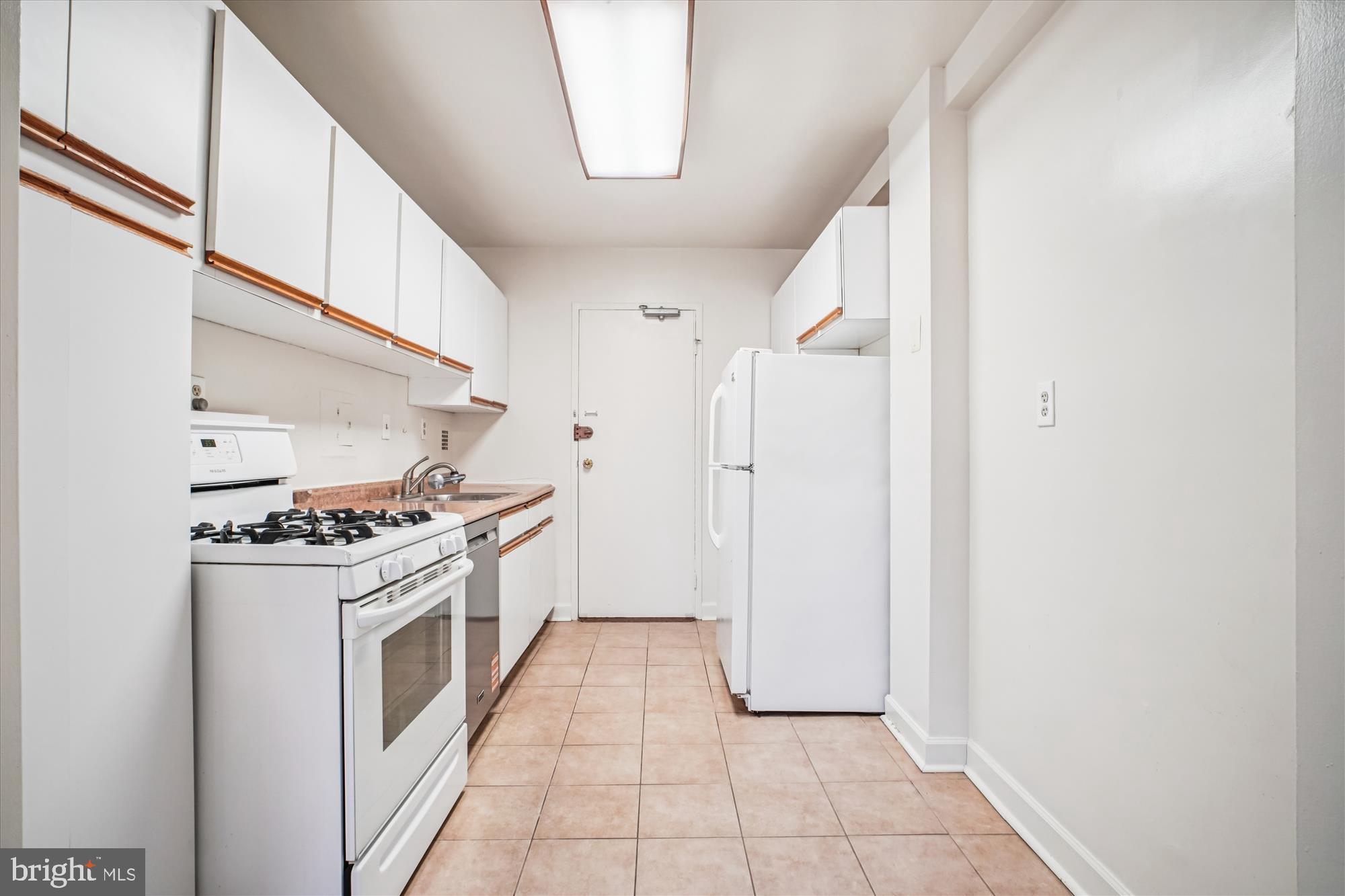 RIVER TOWERS - Residential Lease