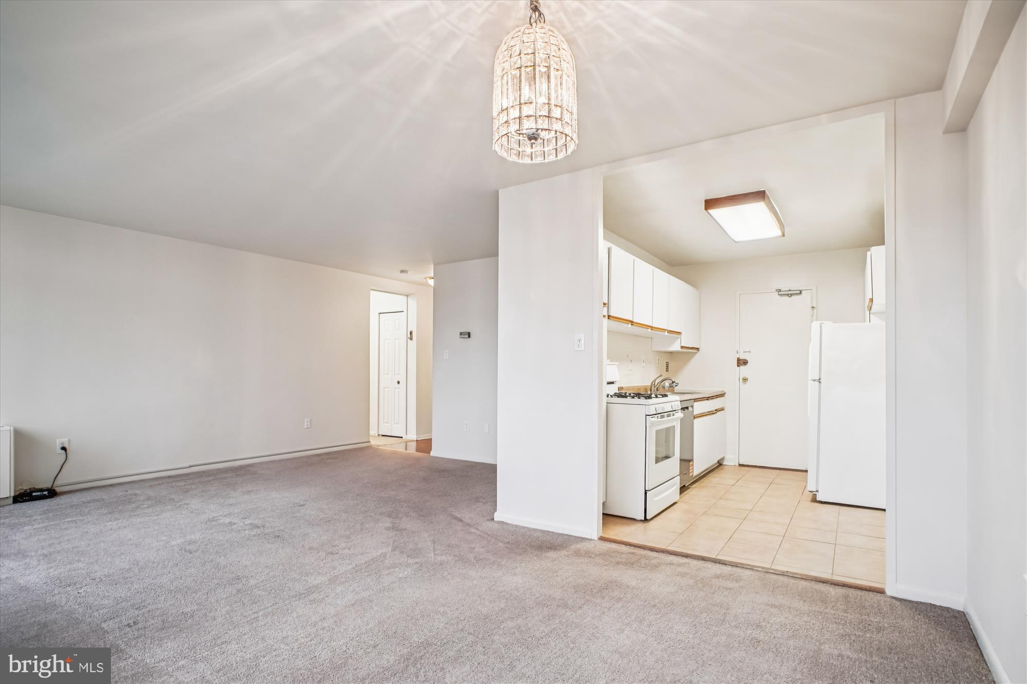 RIVER TOWERS - Residential Lease