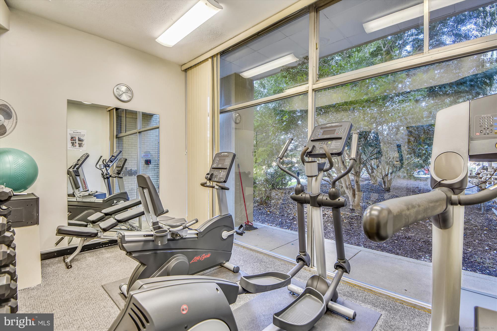 RIVER TOWERS - Residential Lease