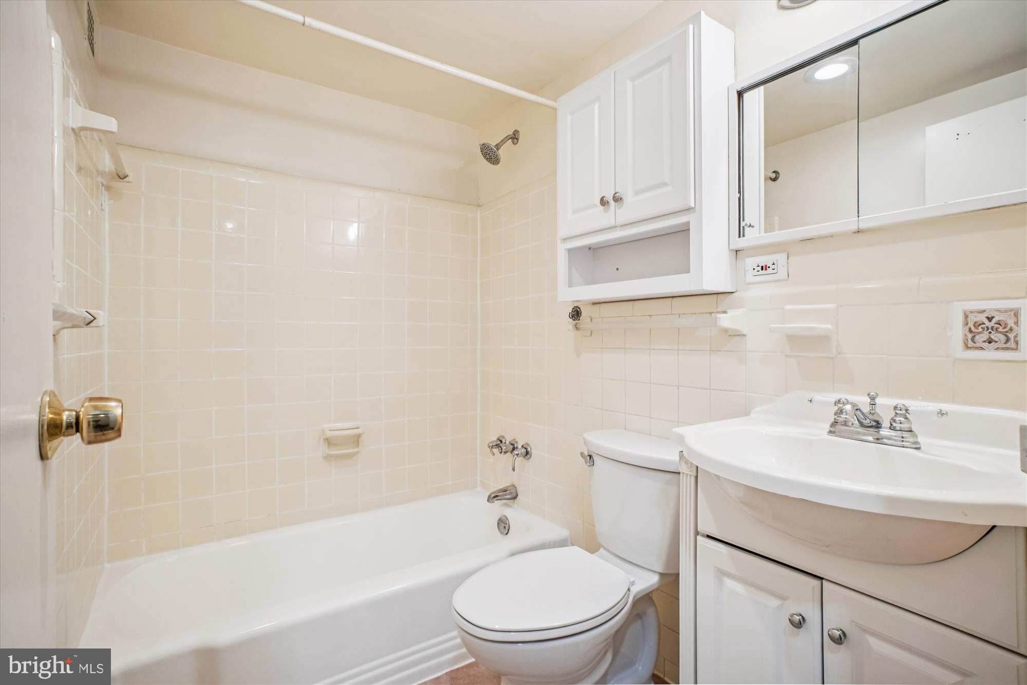 RIVER TOWERS - Residential Lease