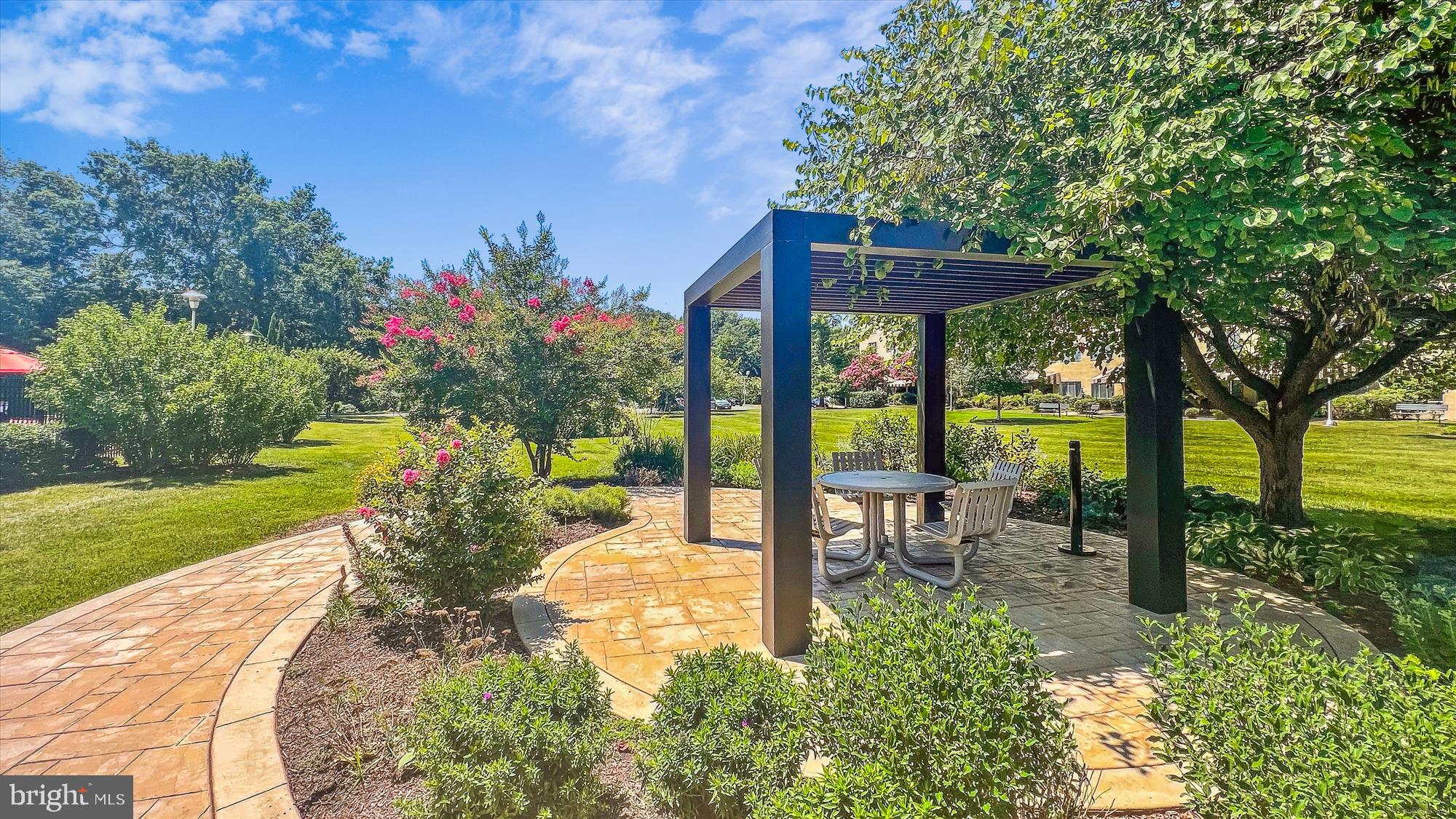 RIVER TOWERS - Residential Lease