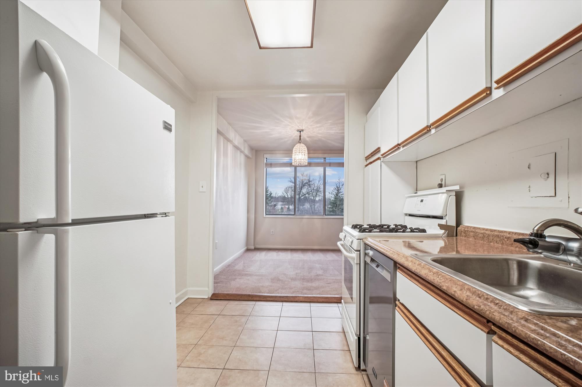 RIVER TOWERS - Residential Lease