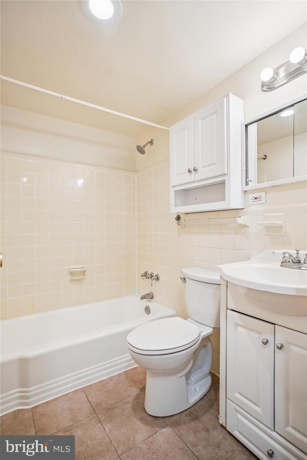 RIVER TOWERS - Residential Lease