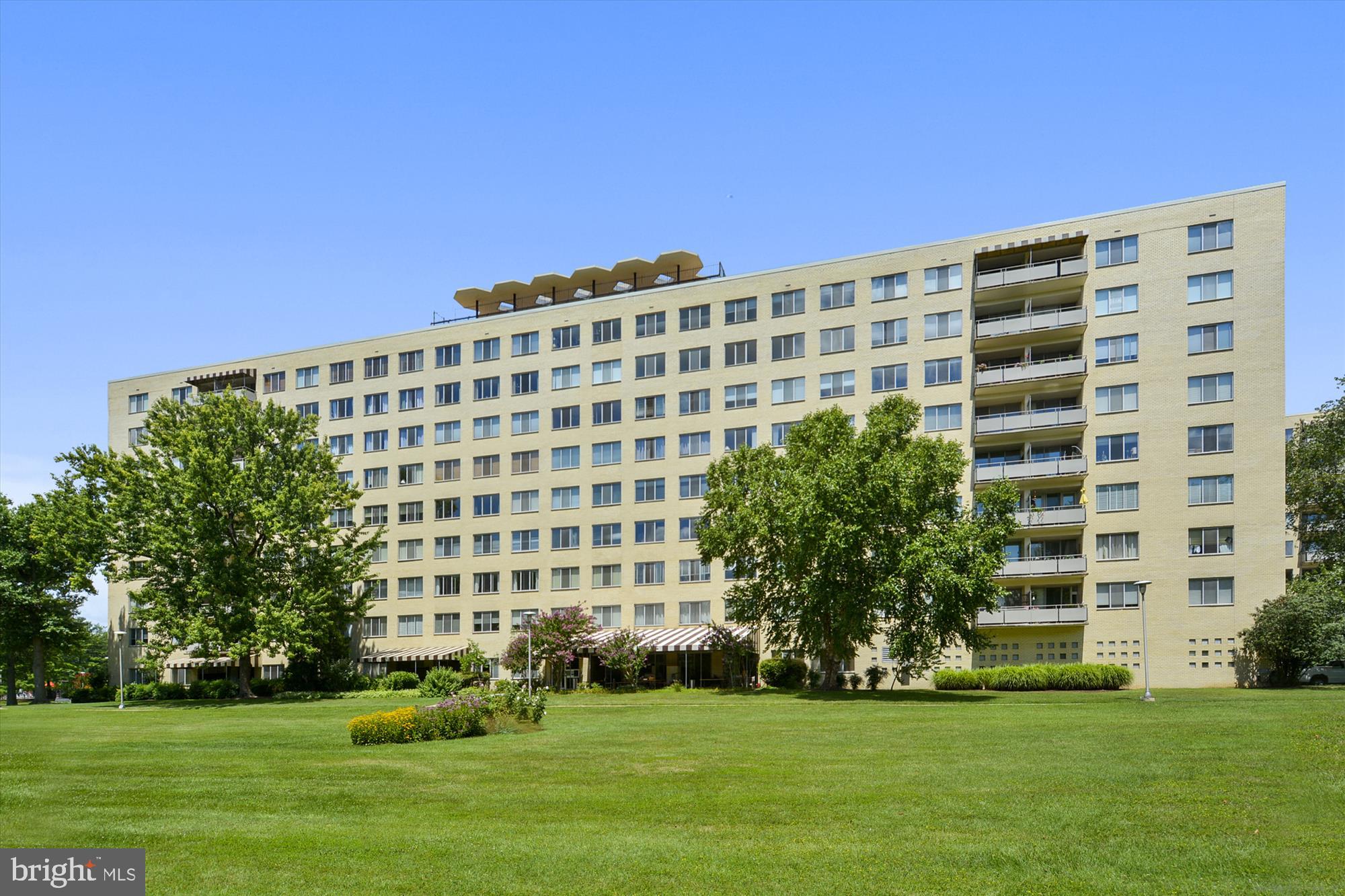 RIVER TOWERS - Residential Lease