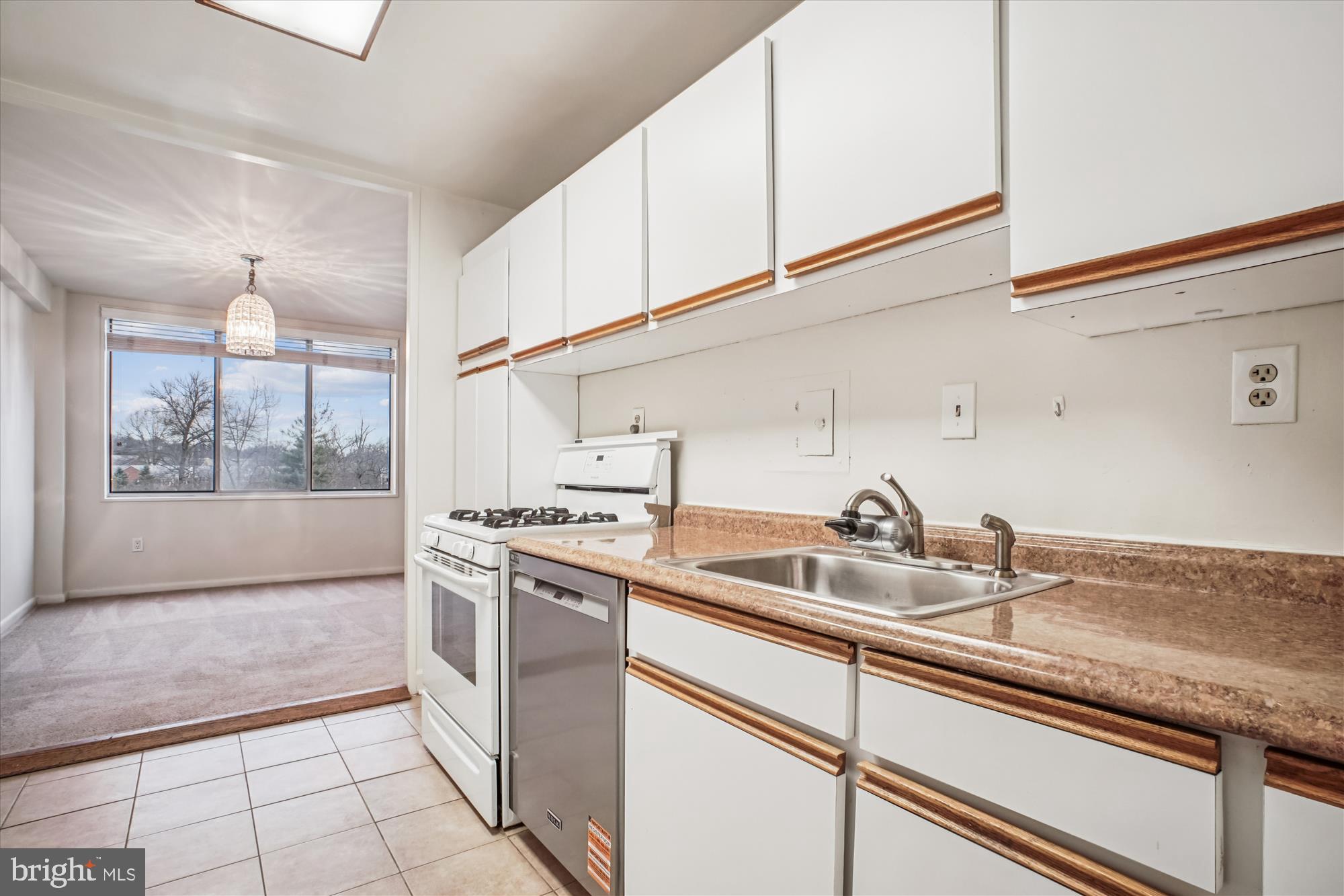 RIVER TOWERS - Residential Lease