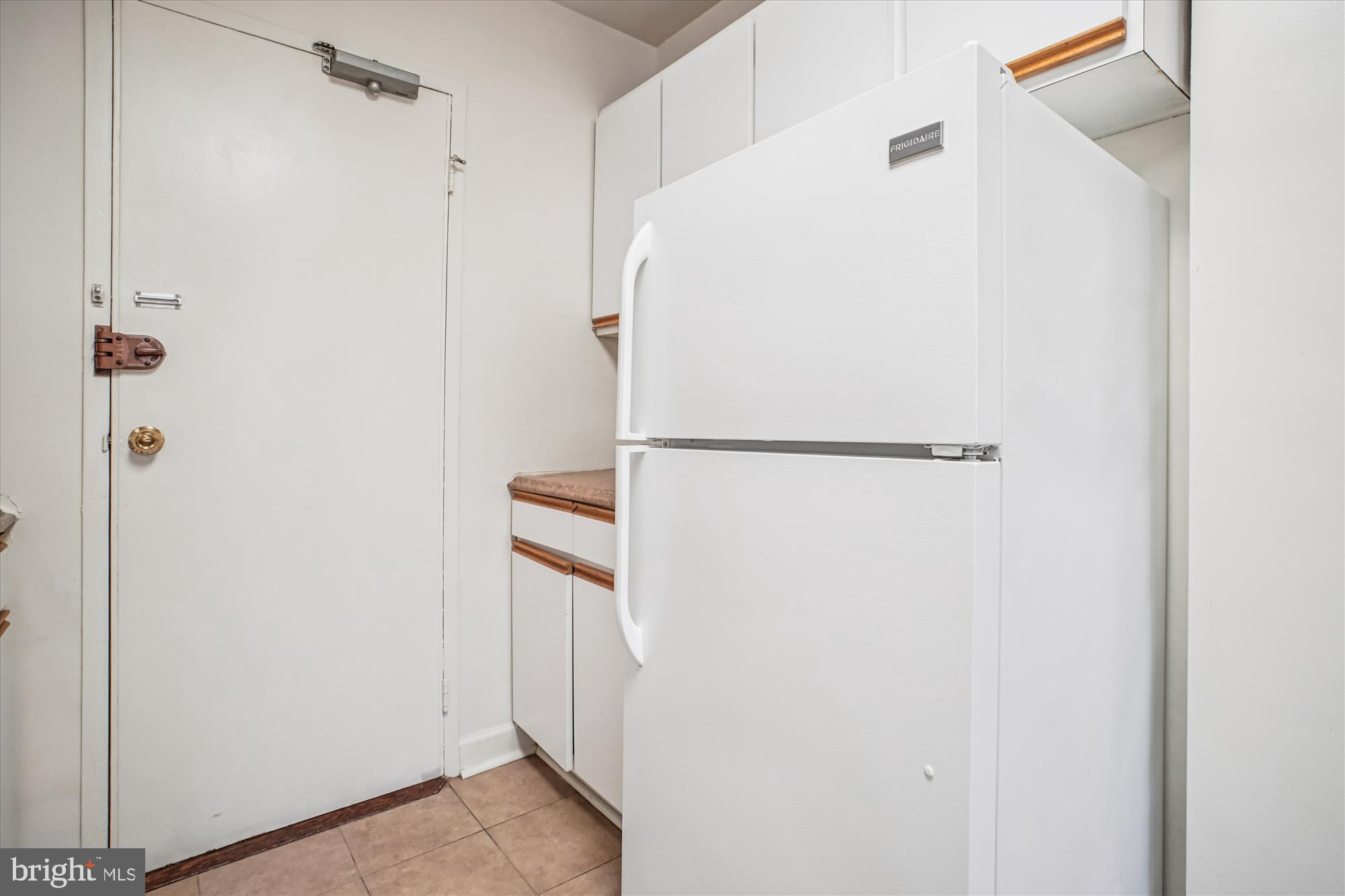 RIVER TOWERS - Residential Lease