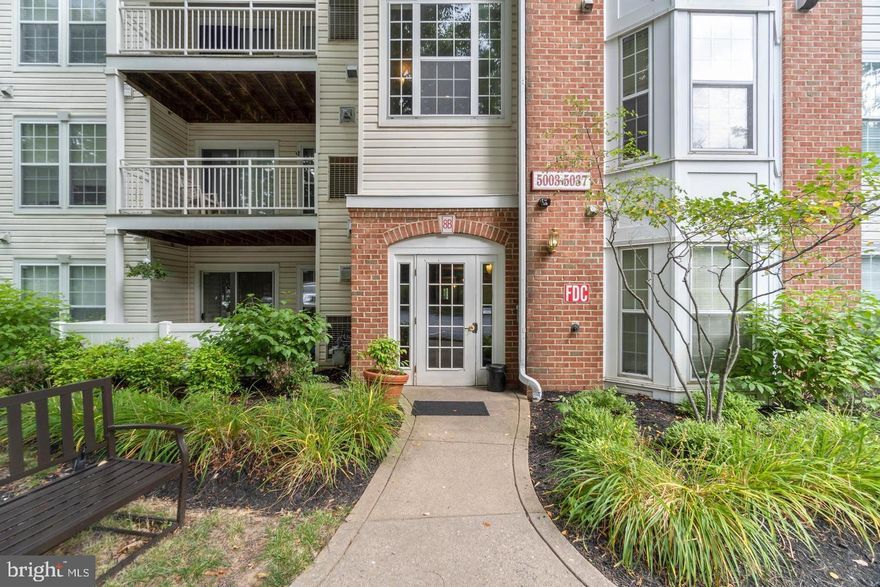 Are you looking for a place to call your home? Come and visit this unit, located in a private setting in Silverbrook! This lovely unit is very well maintained and just waiting for you to move-in! This unit offers 2 very spacious bedrooms and 2 full bathrooms. Enjoy the huge living area with fireplace, or the kitchen with complete appliances. Have your morning coffee at the balcony just off the living area. Great location and very secured building. What else are you waiting for? Schedule your showing now!