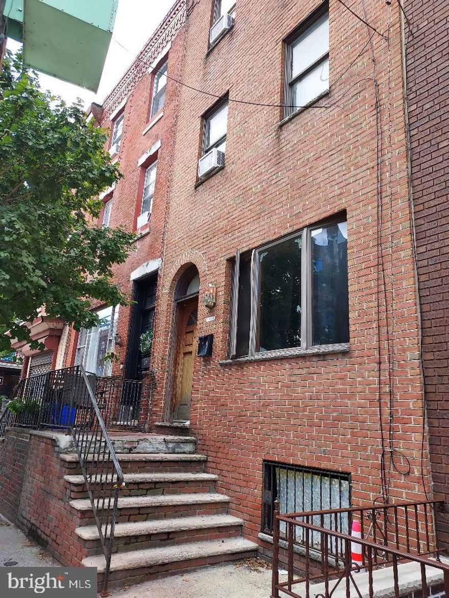 "The Miracle on South 13th Street" can now be Yours! Location! Investers! 3 Story, 4 bedroom Brick home in Passyunk Square! First floor- Living room, Large Kitchen, Nice Sized Yard. Second Floor- 3 Bedrooms and the Bathroom. Third Floor- Large Suite and View of the City. Basement- Unfinished Cement with Laundry, Storage Areas, and Systems. Steps from East Passyunk Avenue, Cafes, and Retail Stores.